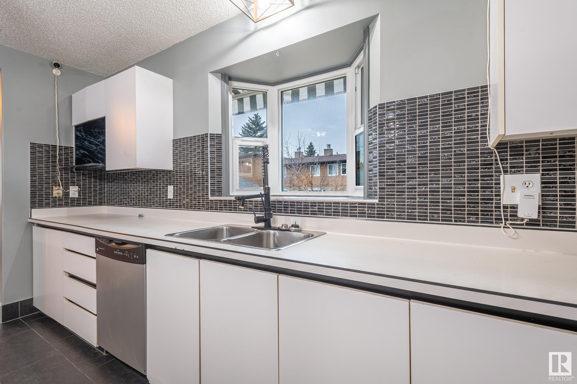      3811 21 AV NW , Edmonton,  ,T6L 4T4 ;  Listing Number: MLS E4420136