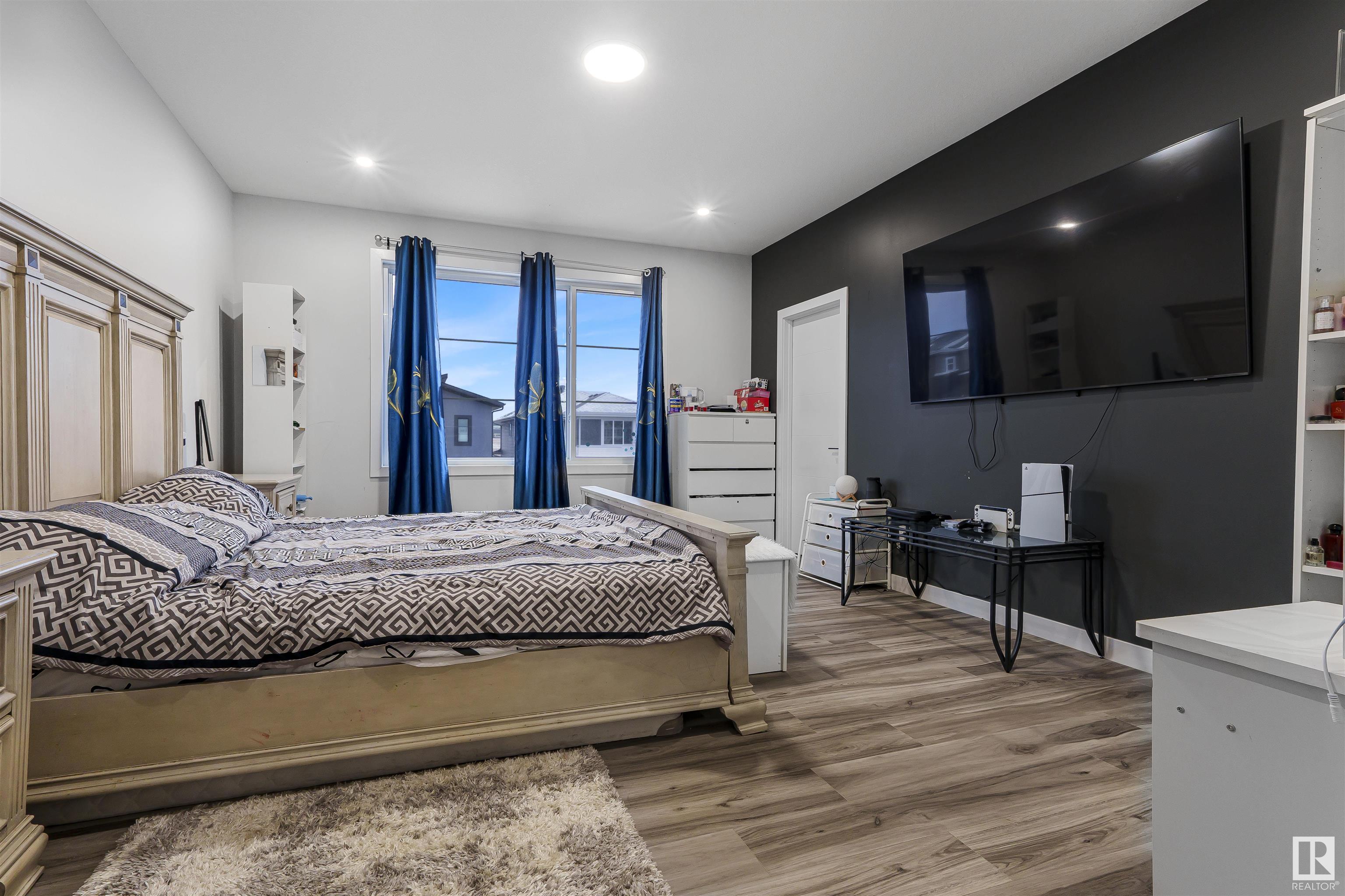      2104 18 AV NW , Edmonton,  ,T6T 2M8 ;  Listing Number: MLS E4420195