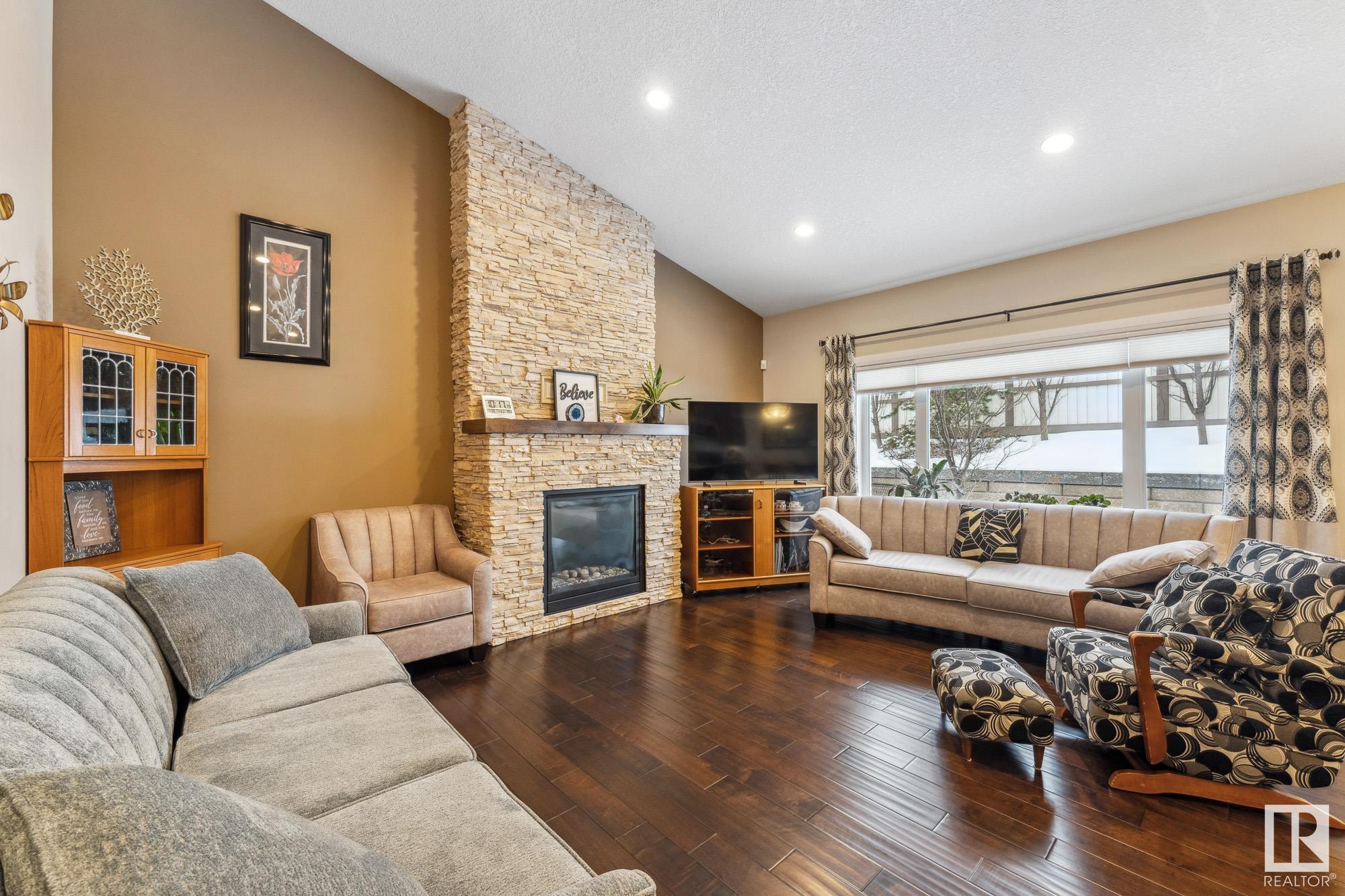      19 SIGNATURE CV , Sherwood Park,  ,T8H 0W8 ;  Listing Number: MLS E4420228