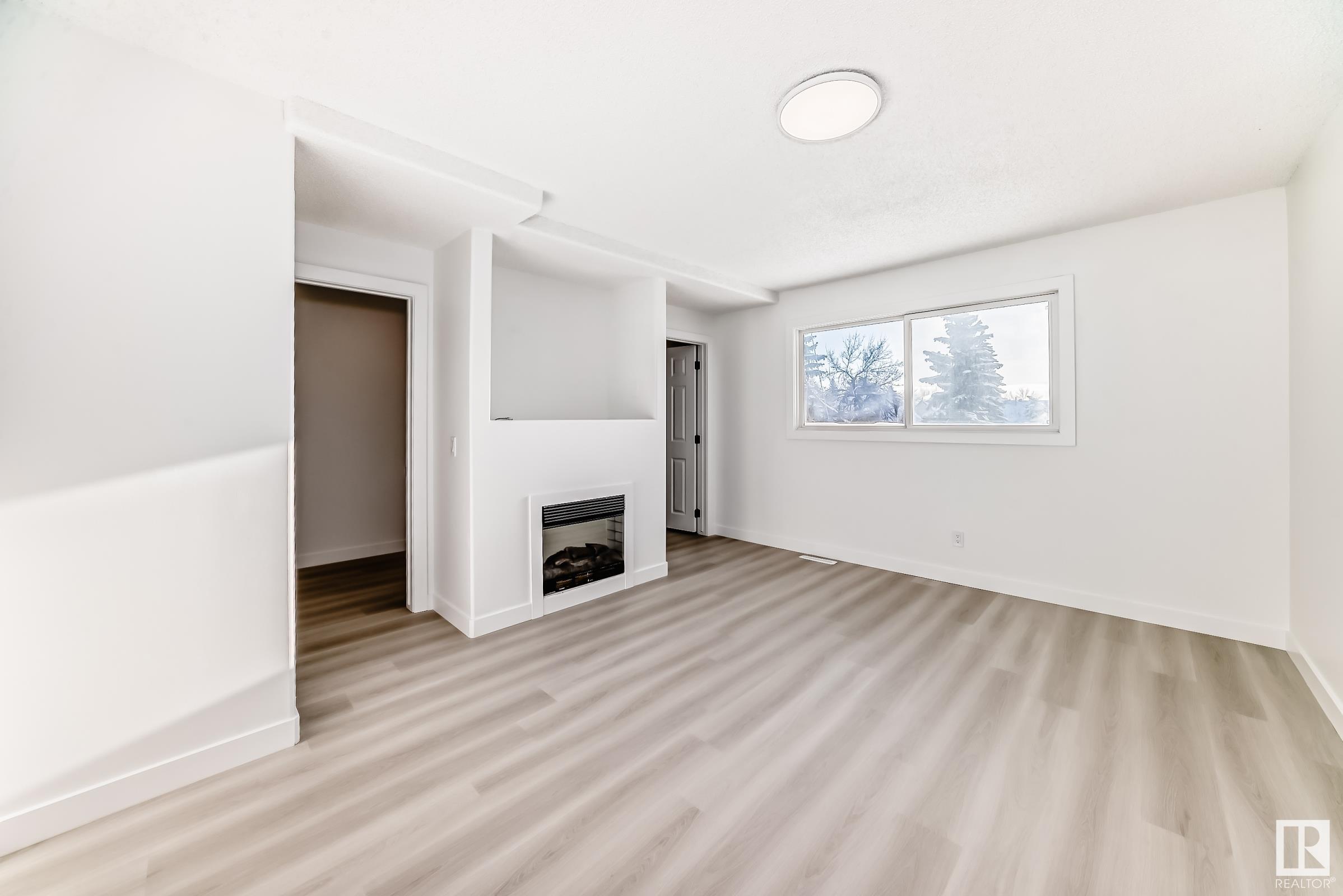      10D MEADOWLARK VG NW , Edmonton,  ,T5R 5X3 ;  Listing Number: MLS E4420316