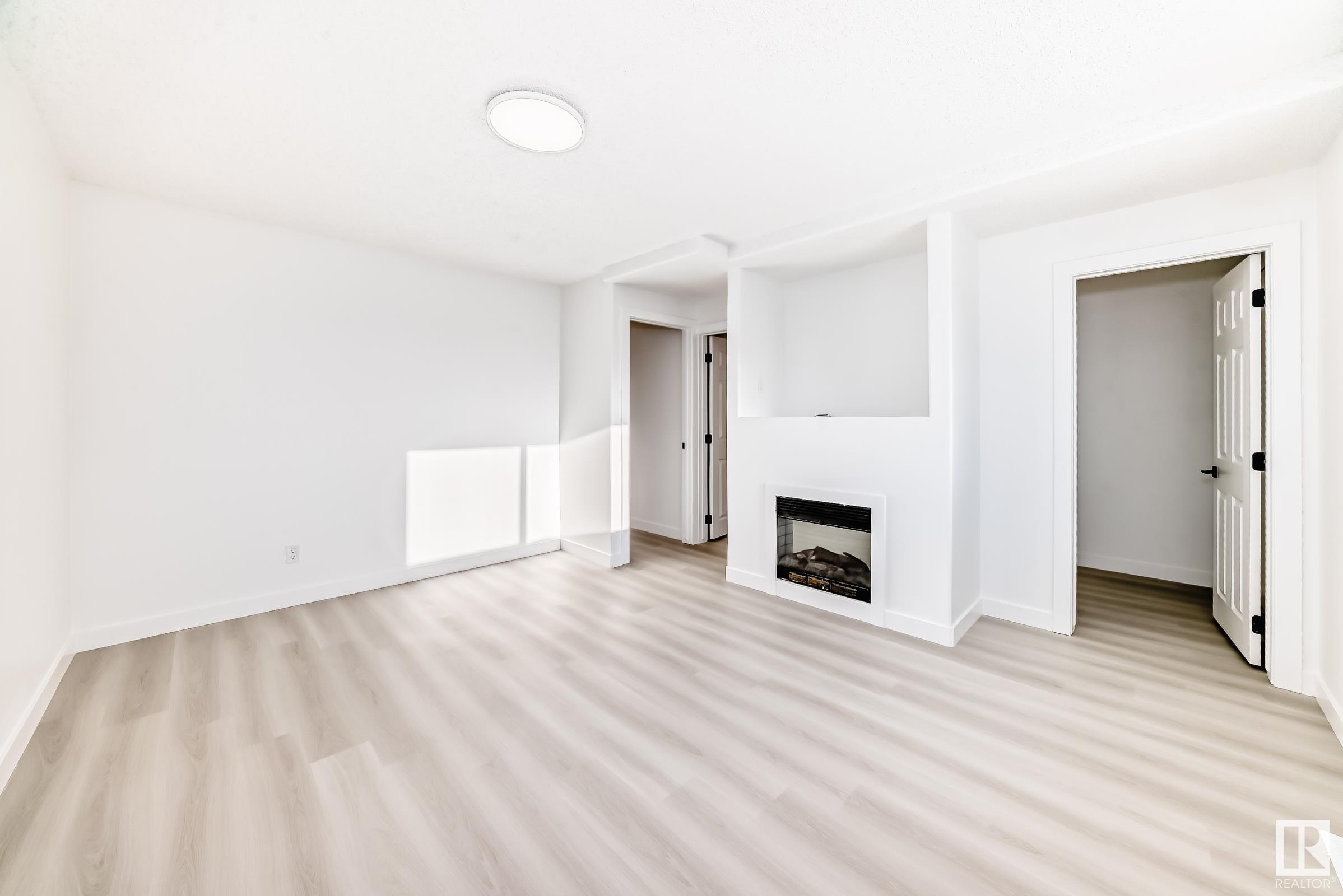     10D MEADOWLARK VG NW , Edmonton,  ,T5R 5X3 ;  Listing Number: MLS E4420316