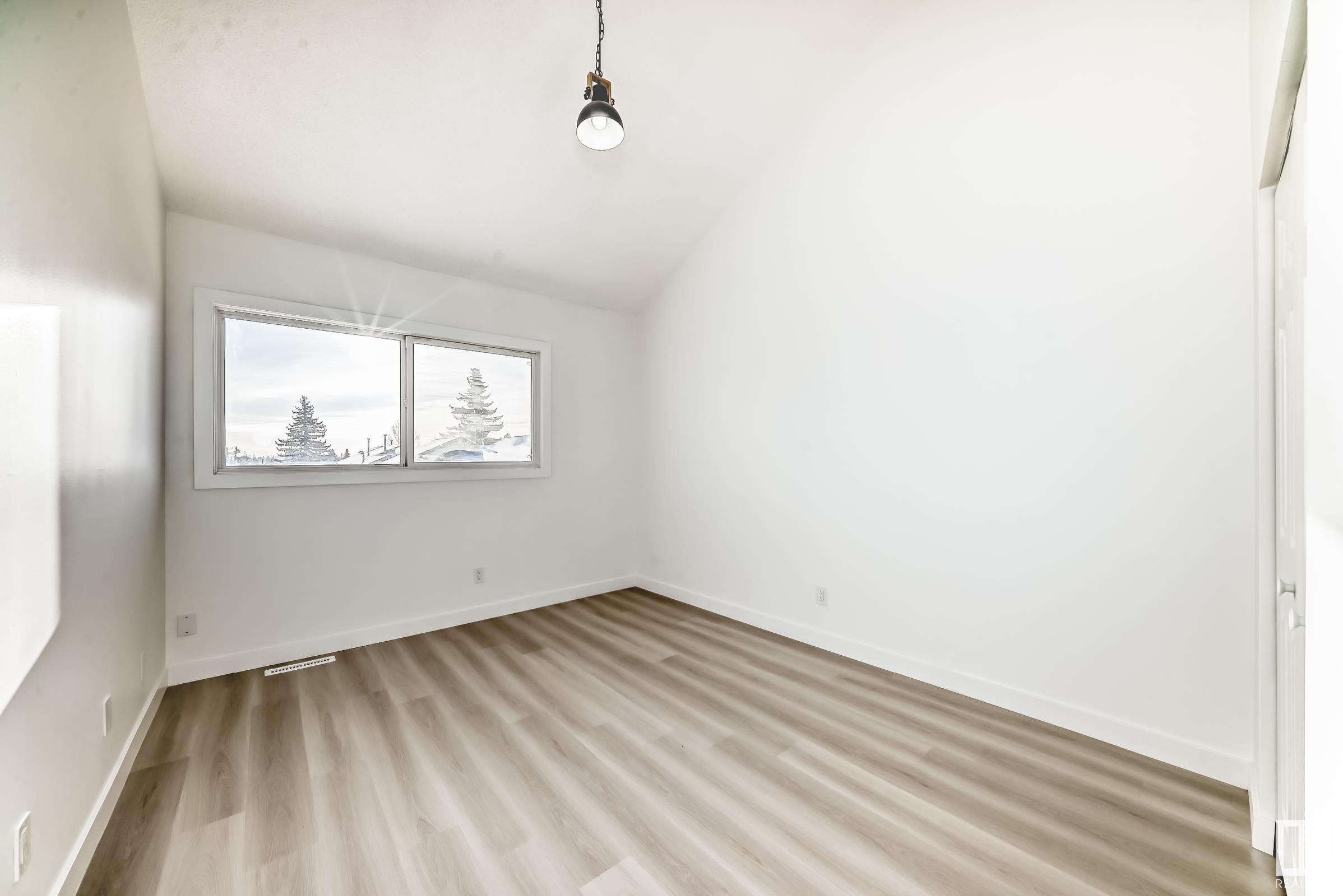      10D MEADOWLARK VG NW , Edmonton,  ,T5R 5X3 ;  Listing Number: MLS E4420316