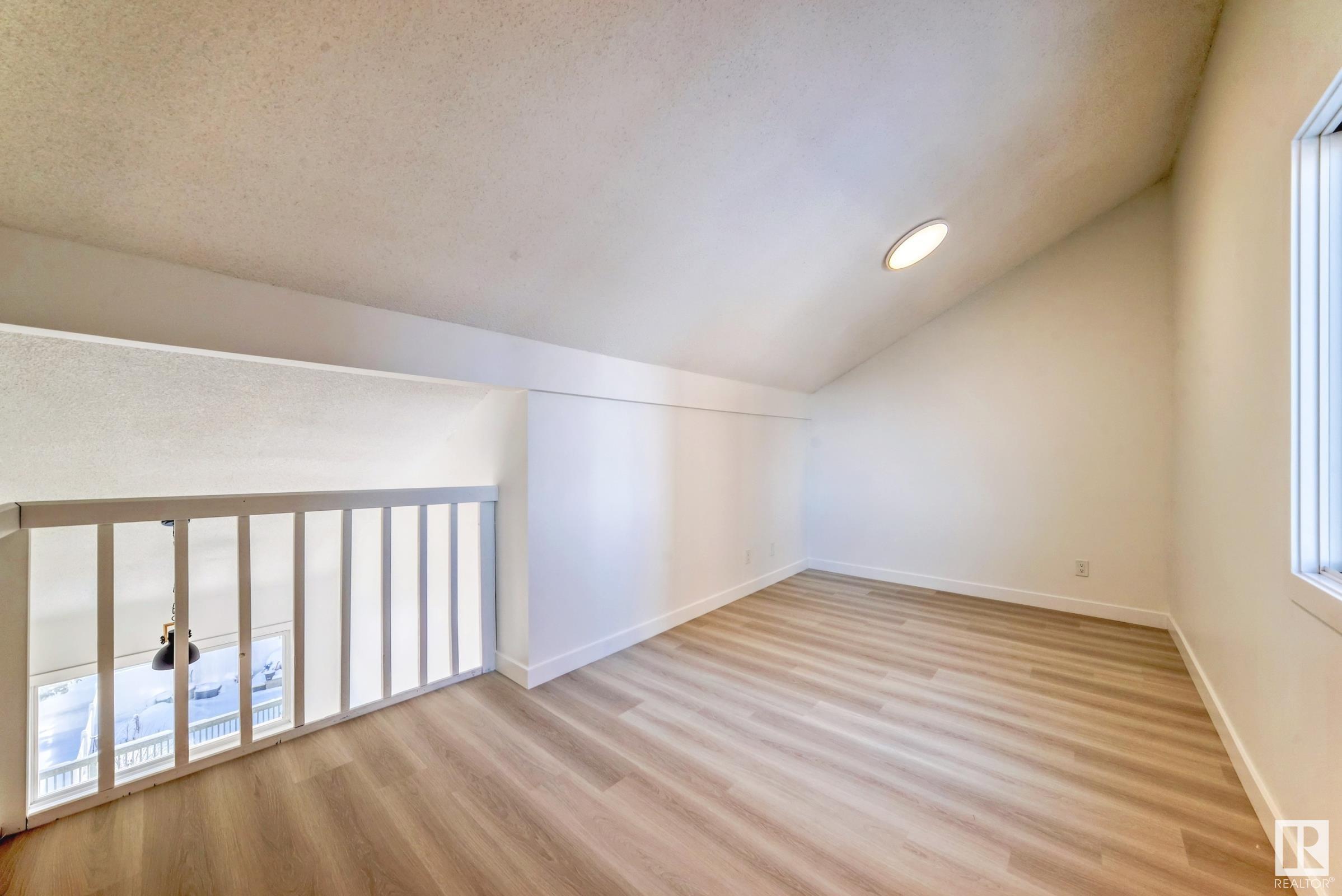      10D MEADOWLARK VG NW , Edmonton,  ,T5R 5X3 ;  Listing Number: MLS E4420316