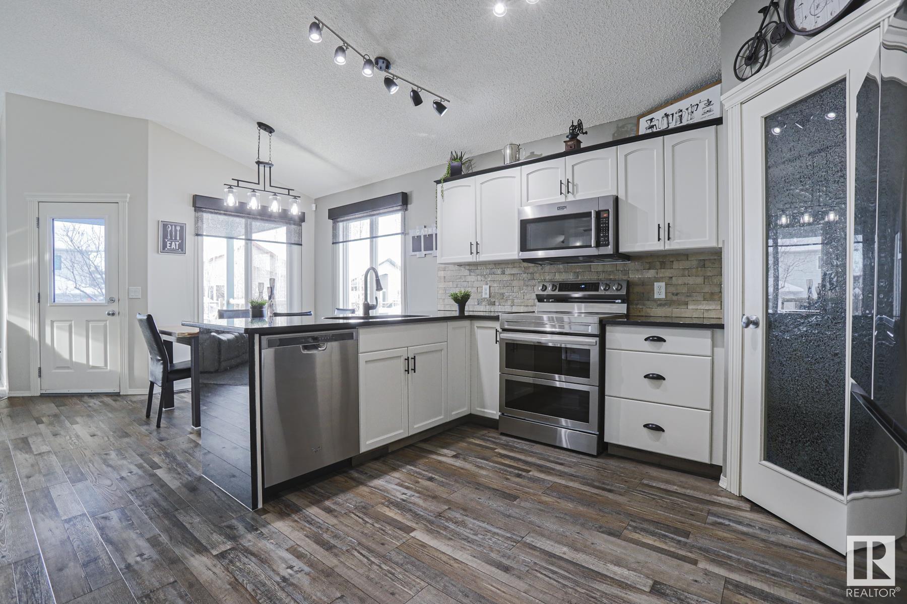      11 LAMPLIGHT CV , Spruce Grove,  ,T7X 4R2 ;  Listing Number: MLS E4420609
