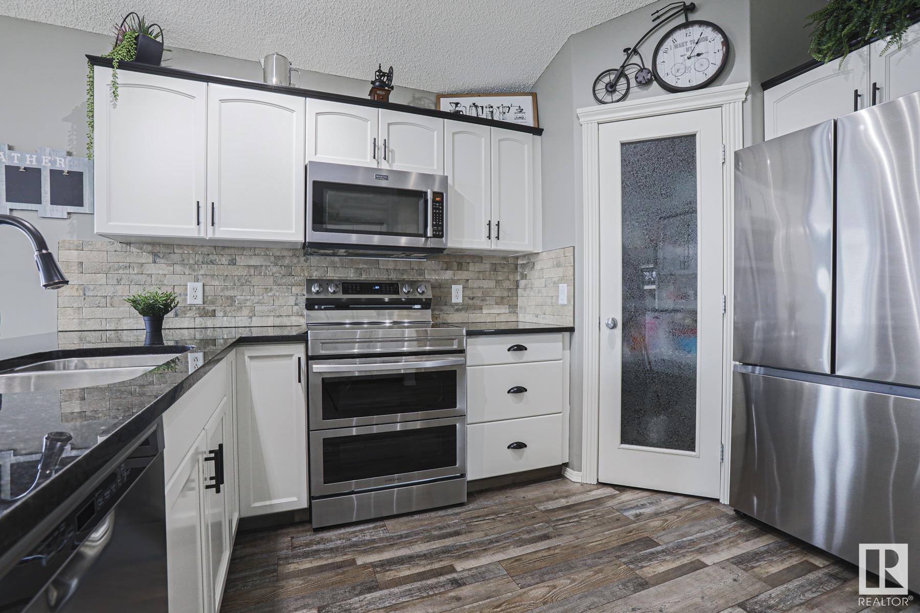      11 LAMPLIGHT CV , Spruce Grove,  ,T7X 4R2 ;  Listing Number: MLS E4420609