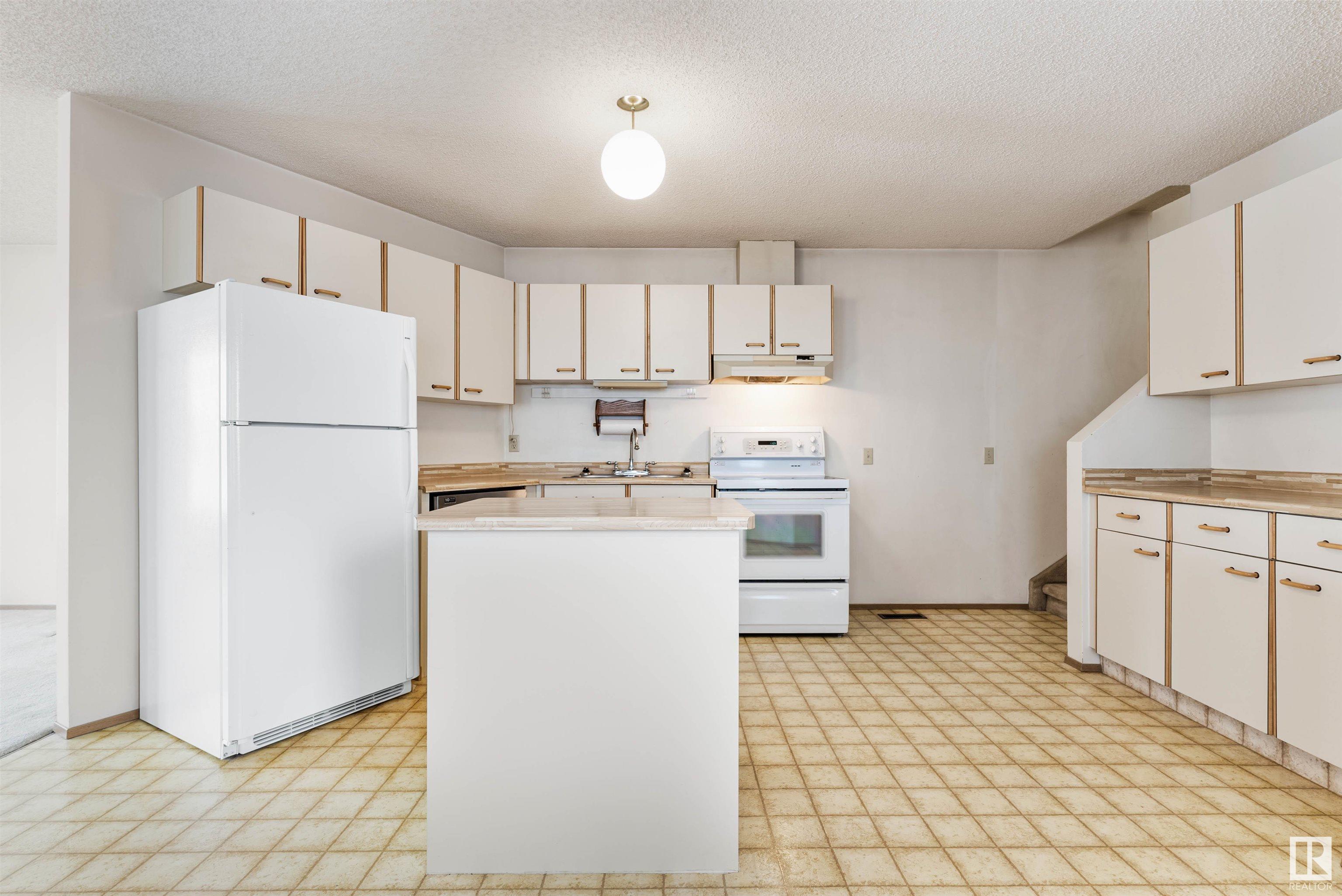      8330 158 AV NW , Edmonton,  ,T5Z 2P1 ;  Listing Number: MLS E4420624
