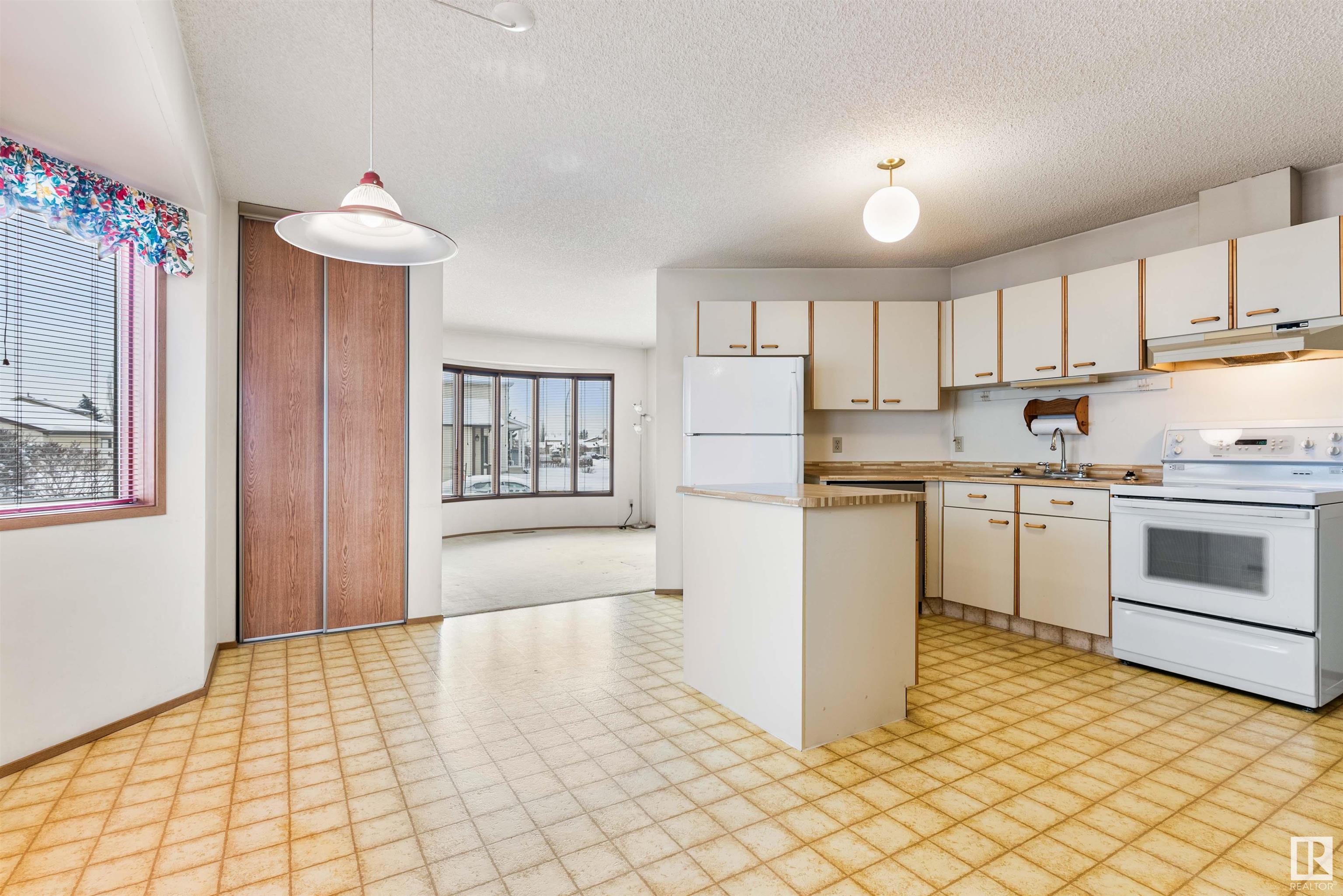      8330 158 AV NW , Edmonton,  ,T5Z 2P1 ;  Listing Number: MLS E4420624
