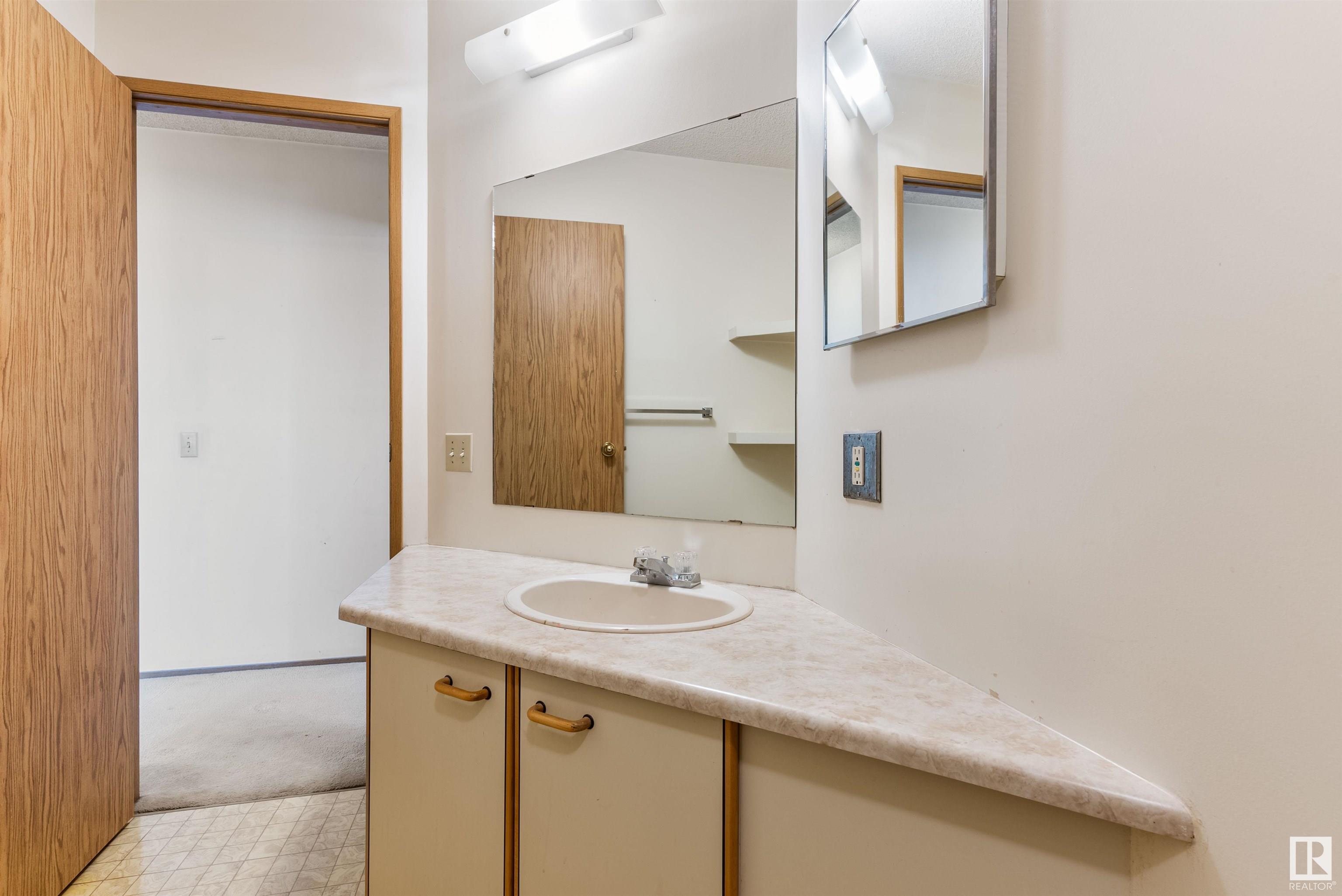      8330 158 AV NW , Edmonton,  ,T5Z 2P1 ;  Listing Number: MLS E4420624