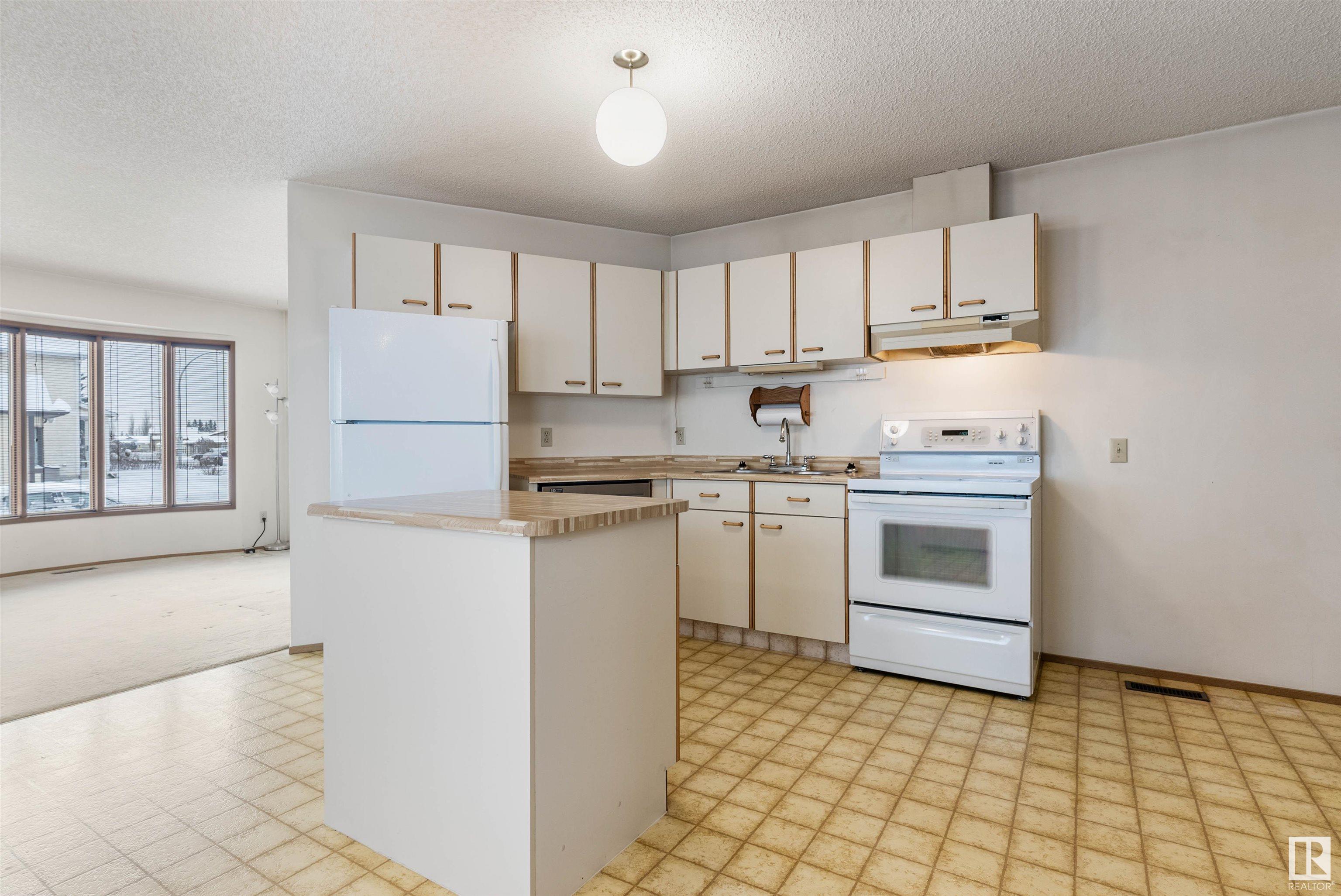      8330 158 AV NW , Edmonton,  ,T5Z 2P1 ;  Listing Number: MLS E4420624