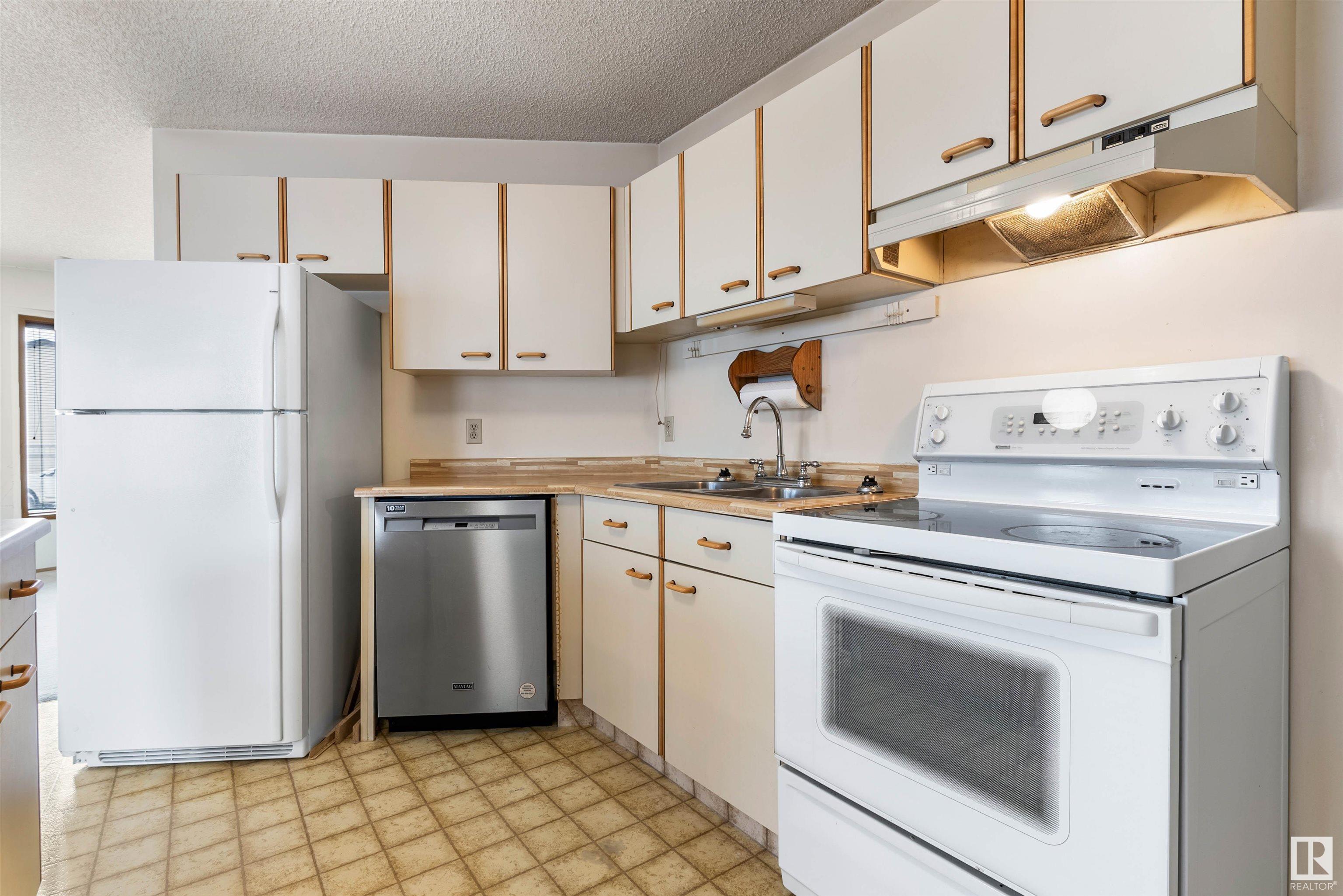      8330 158 AV NW , Edmonton,  ,T5Z 2P1 ;  Listing Number: MLS E4420624