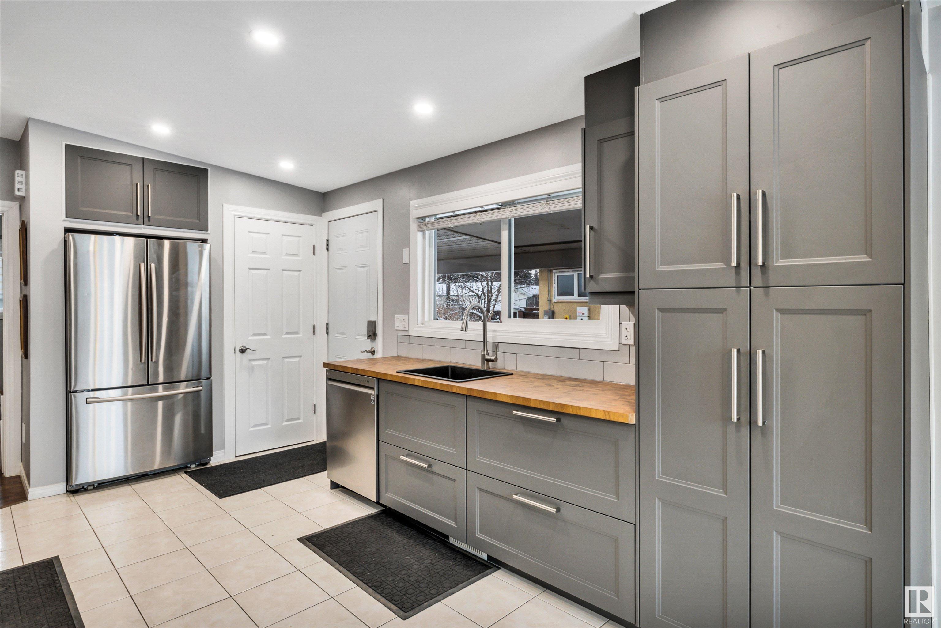      6824 94B AV NW , Edmonton,  ,T6B 0Z7 ;  Listing Number: MLS E4420670