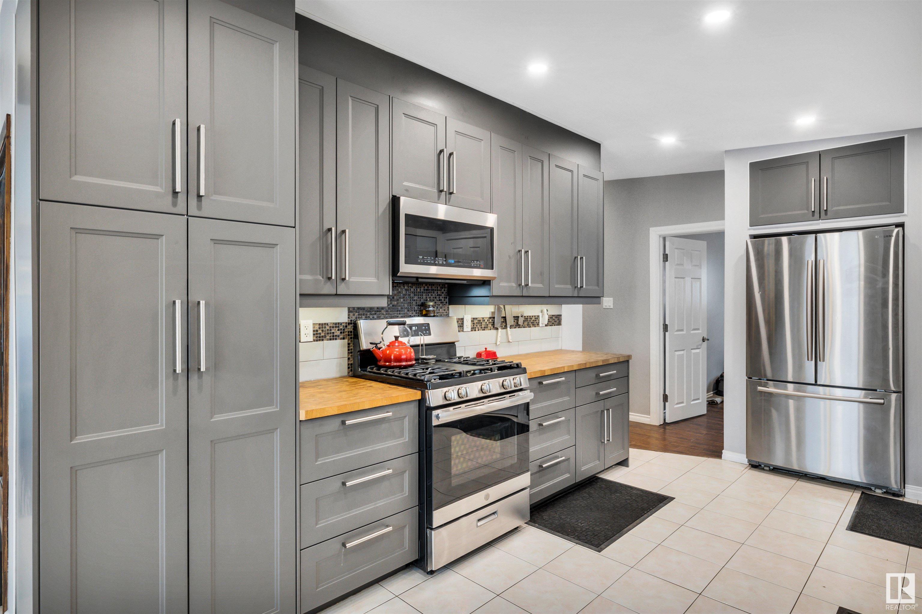     6824 94B AV NW , Edmonton,  ,T6B 0Z7 ;  Listing Number: MLS E4420670