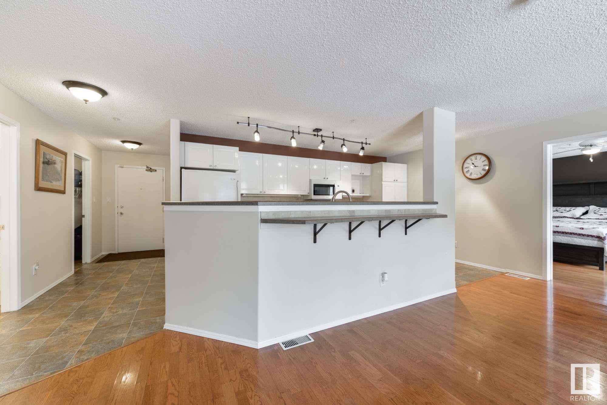      #206 10221 111 NW , Edmonton,  ,T2K 2W5 ;  Listing Number: MLS E4420682