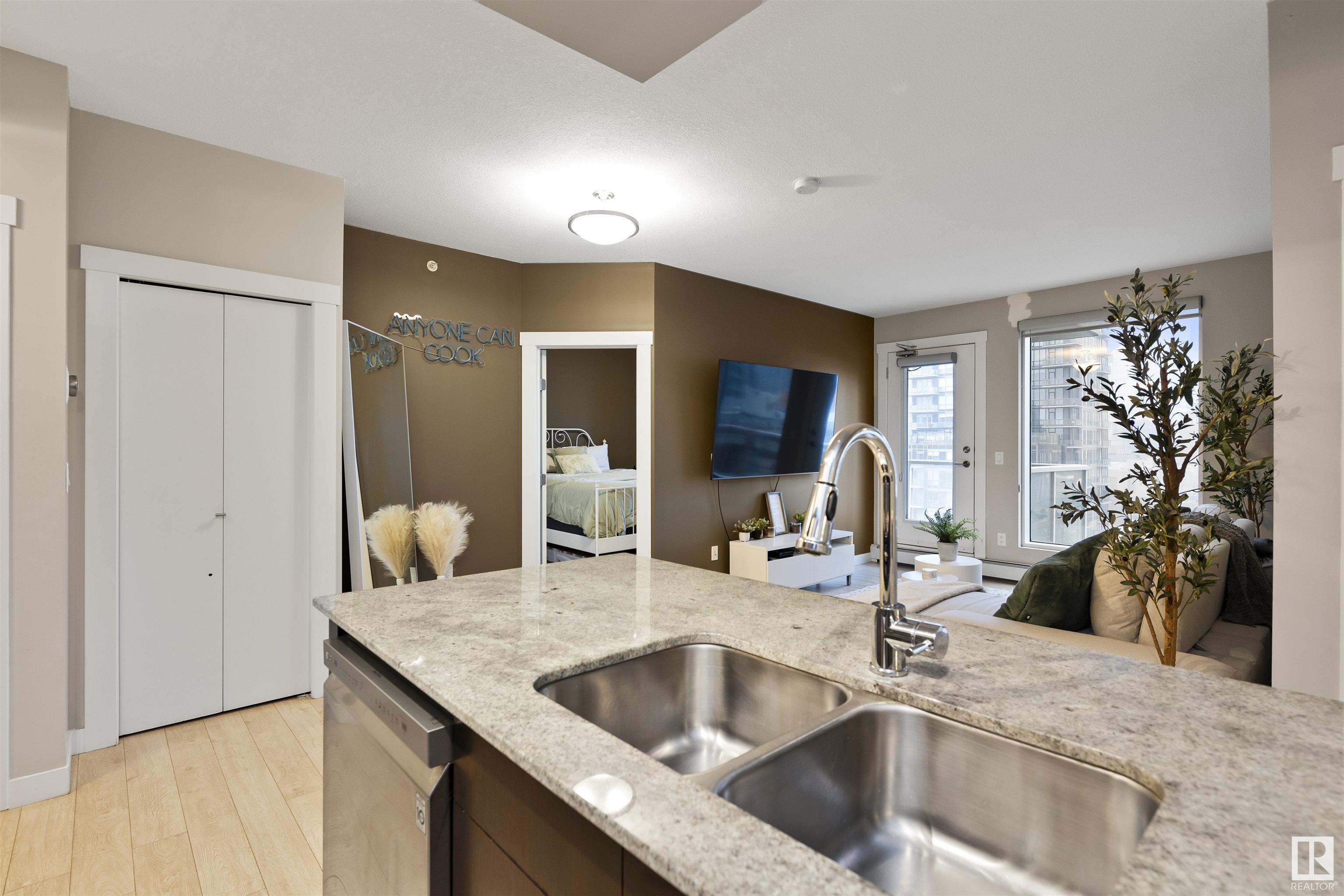      #905 10226 104 ST NW , Edmonton,  ,T5J 1B8 ;  Listing Number: MLS E4420701