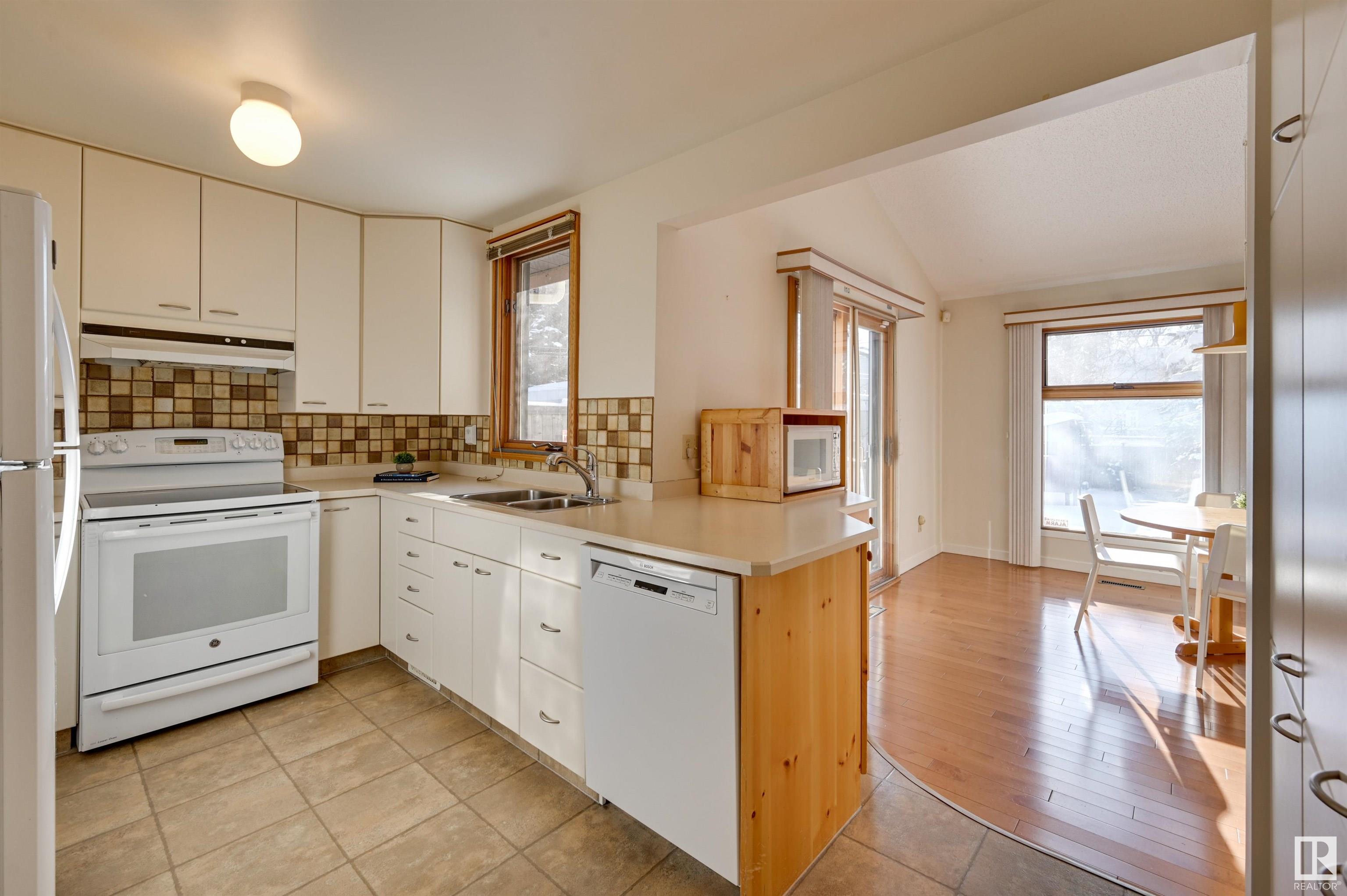      11419 73 AV NW , Edmonton,  ,T6G 0E2 ;  Listing Number: MLS E4420888