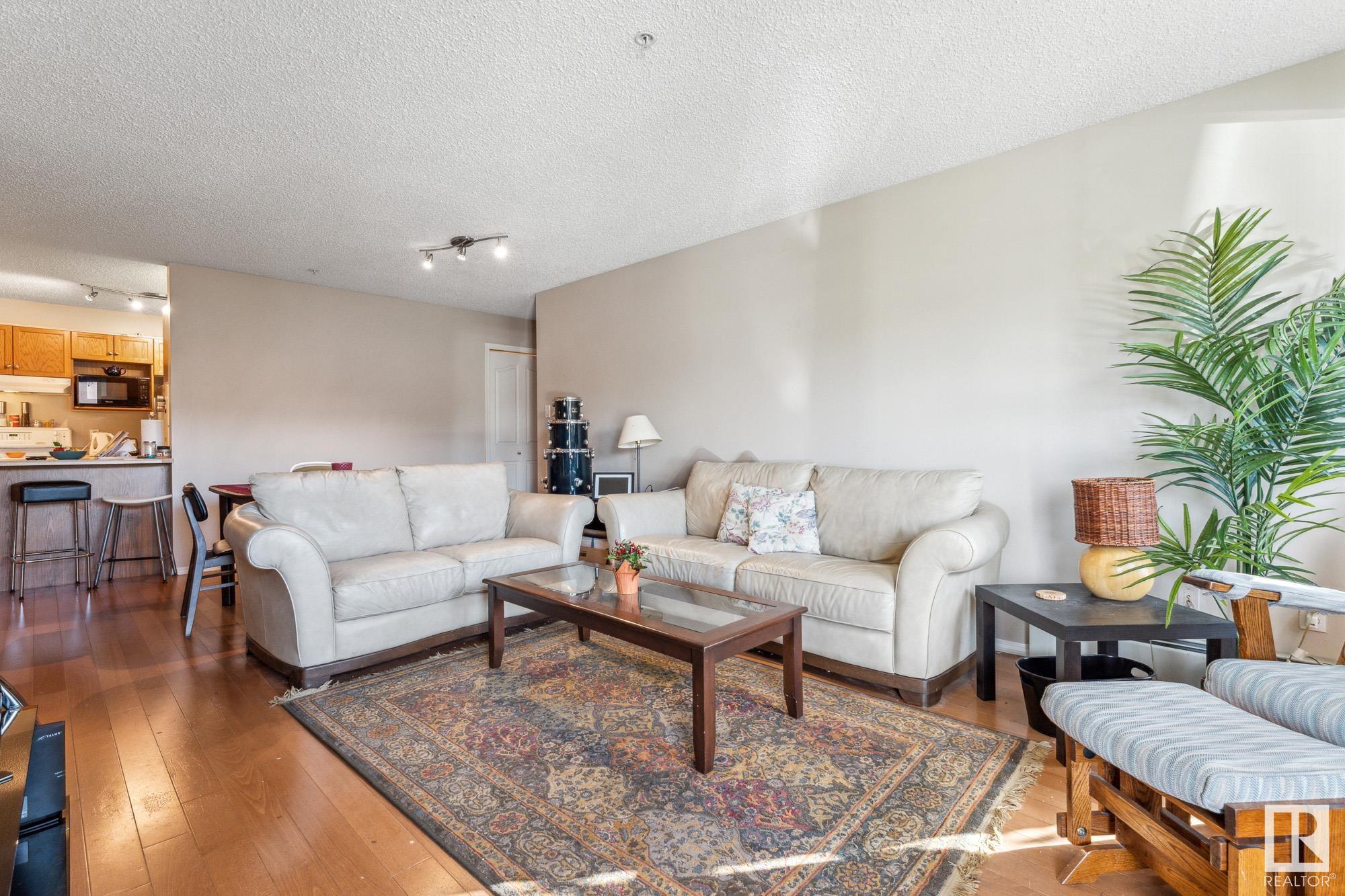      10511 42 AV NW , Edmonton,  ,T6J 7G8 ;  Listing Number: MLS E4420907