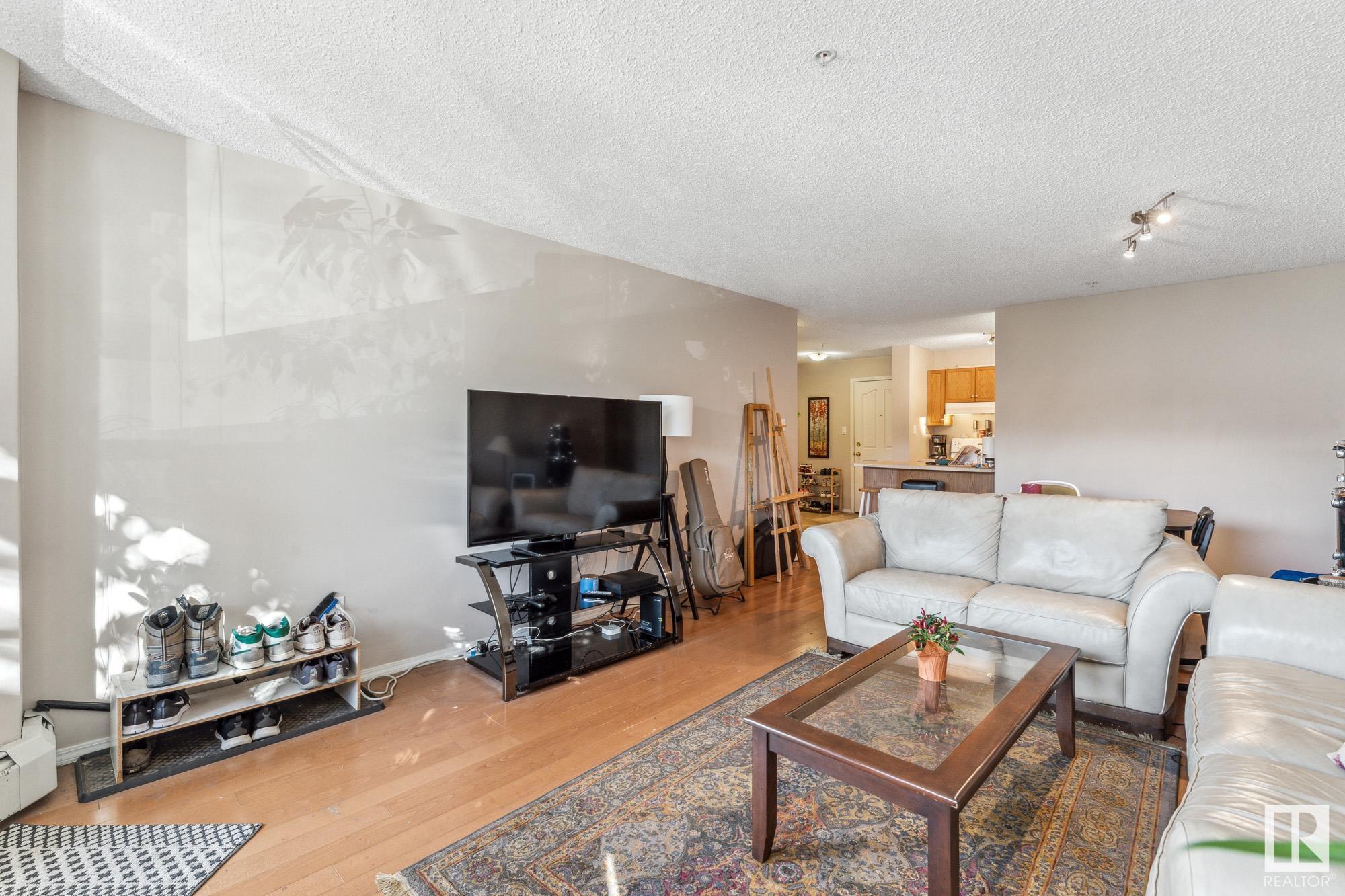      10511 42 AV NW , Edmonton,  ,T6J 7G8 ;  Listing Number: MLS E4420907