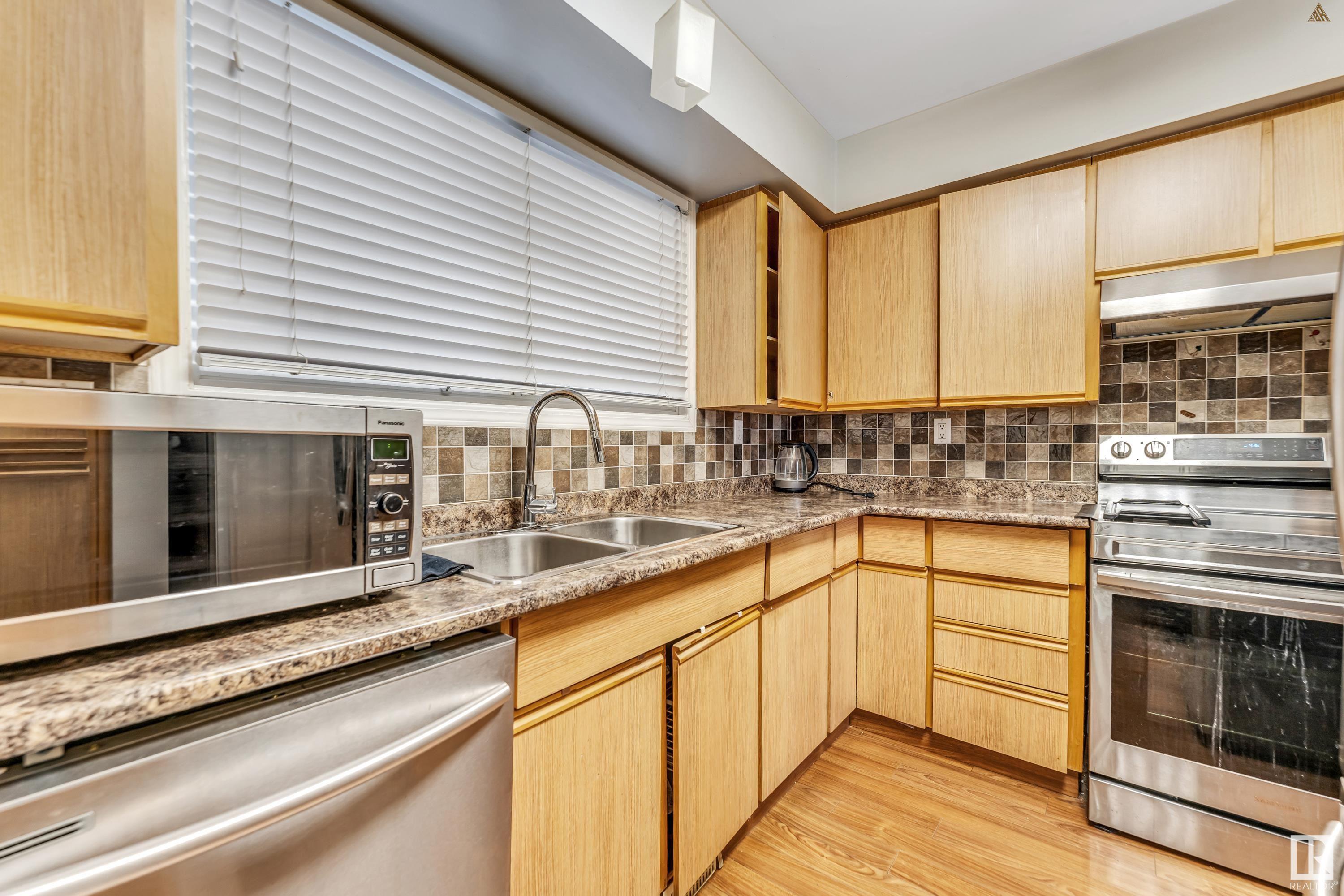      3538 42 ST NW , Edmonton,  ,T6L 5A1 ;  Listing Number: MLS E4420957