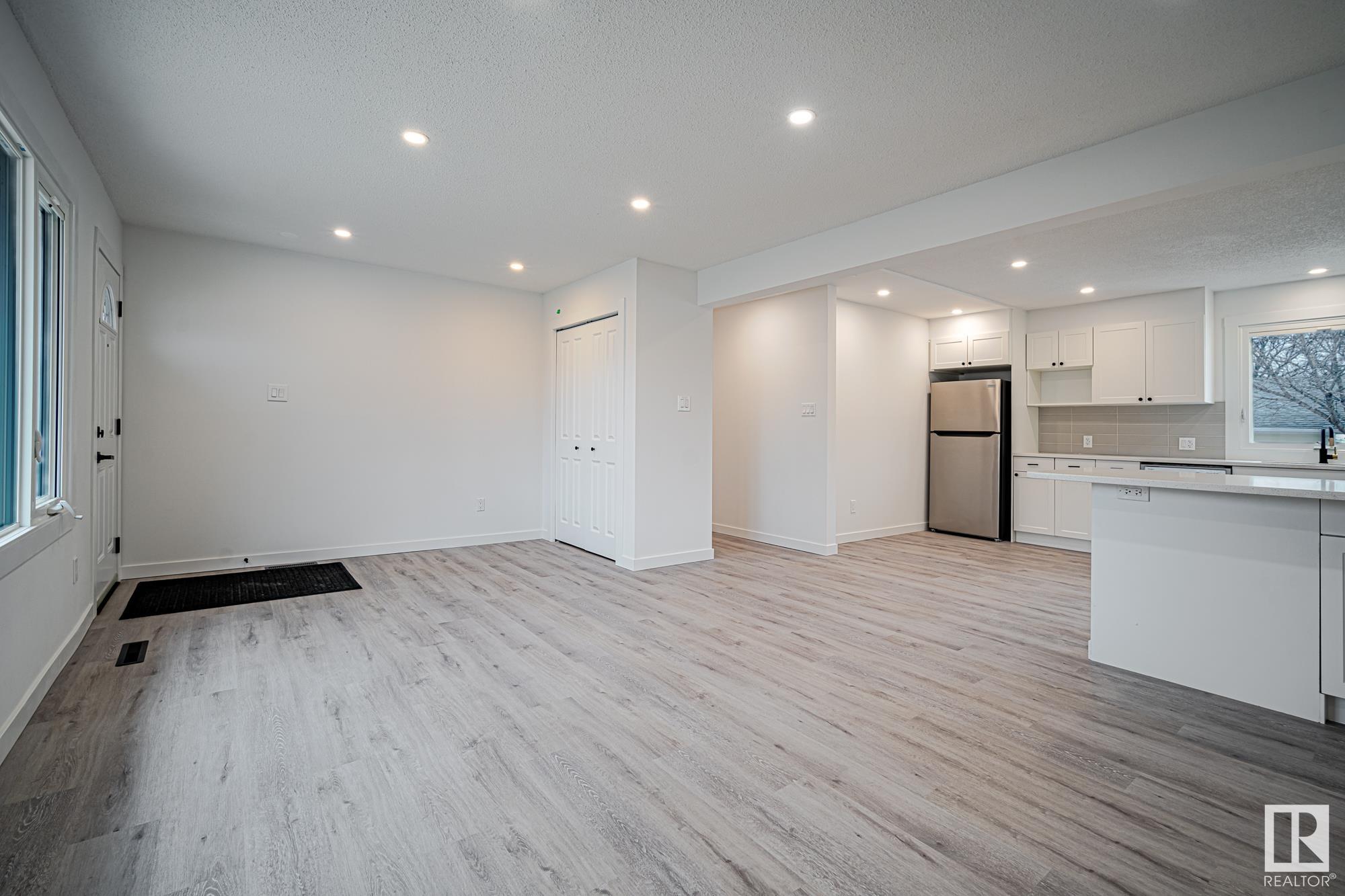 Photo 4 at 12140 39 Street Nw, Beacon Heights, Edmonton