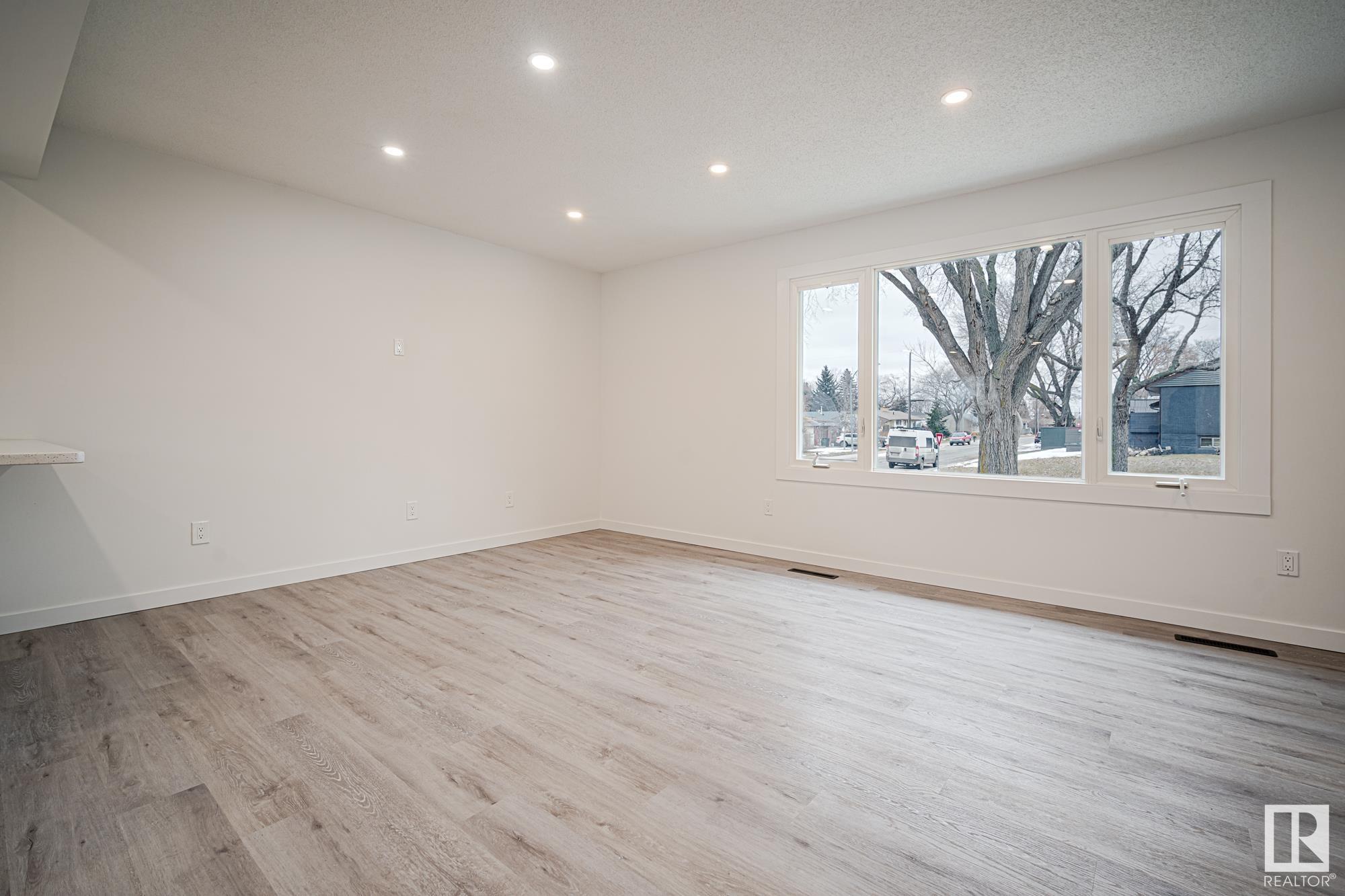Photo 6 at 12140 39 Street Nw, Beacon Heights, Edmonton
