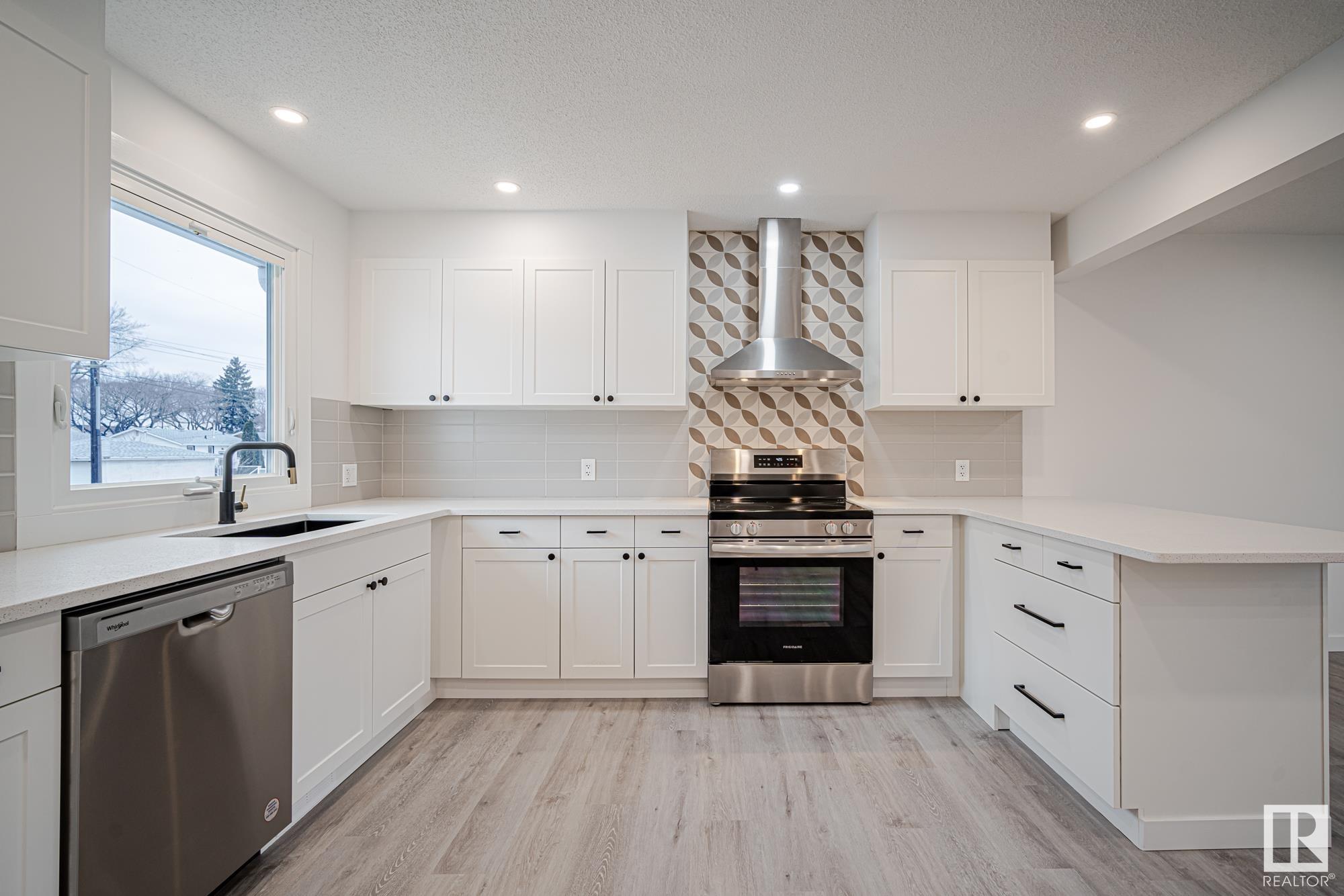 Photo 10 at 12140 39 Street Nw, Beacon Heights, Edmonton