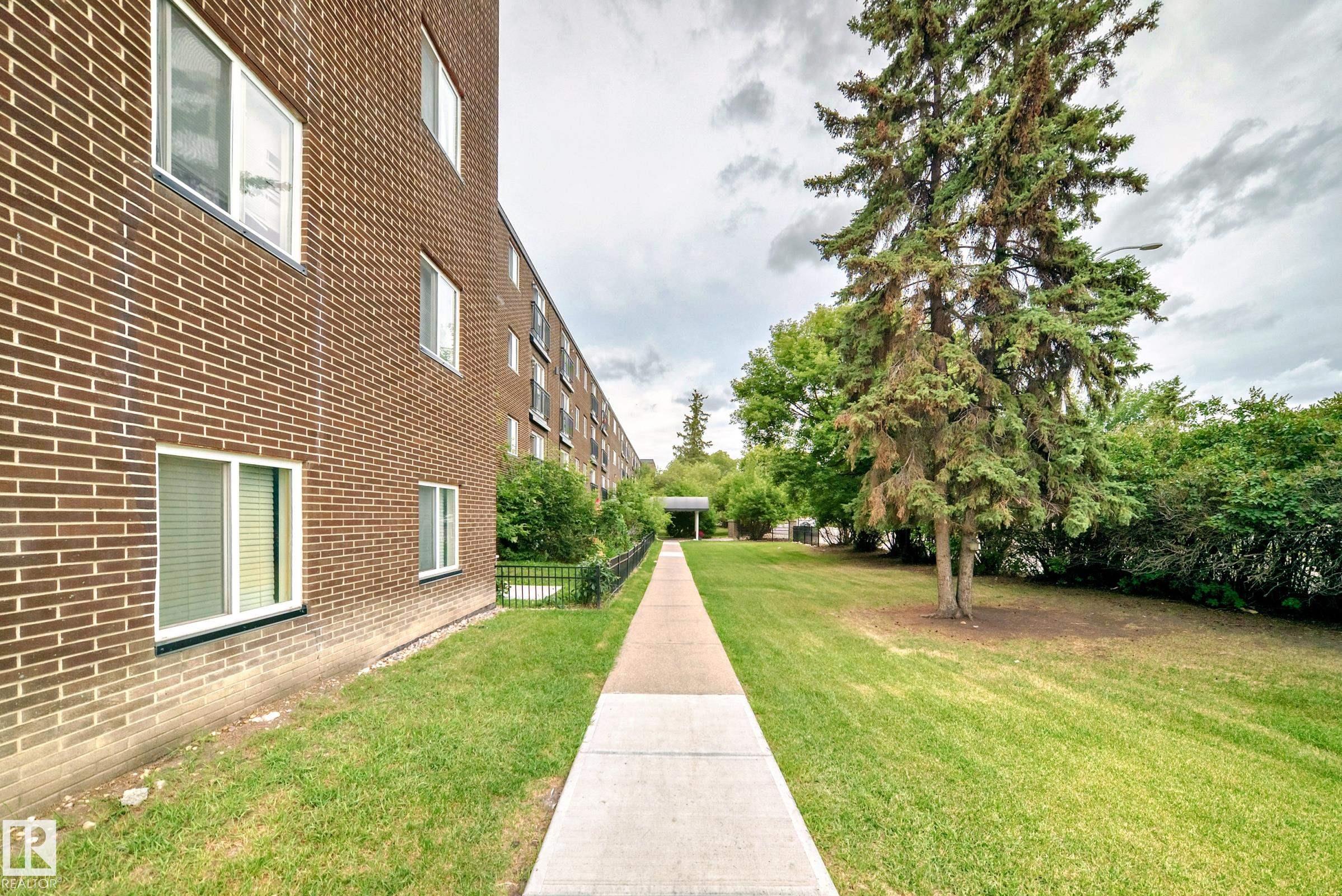 http://cdnparap120.paragonrels.com/ParagonImages/Property/p12/RAE/225341162/29/0/0/84a5a61c236c627c21ac0610e78e38d2/1/1b4ba02b049d894e4bf1122ad8af792b/225341162-25e048e3-88a7-46b6-a40a-4dc43edac085.JPG