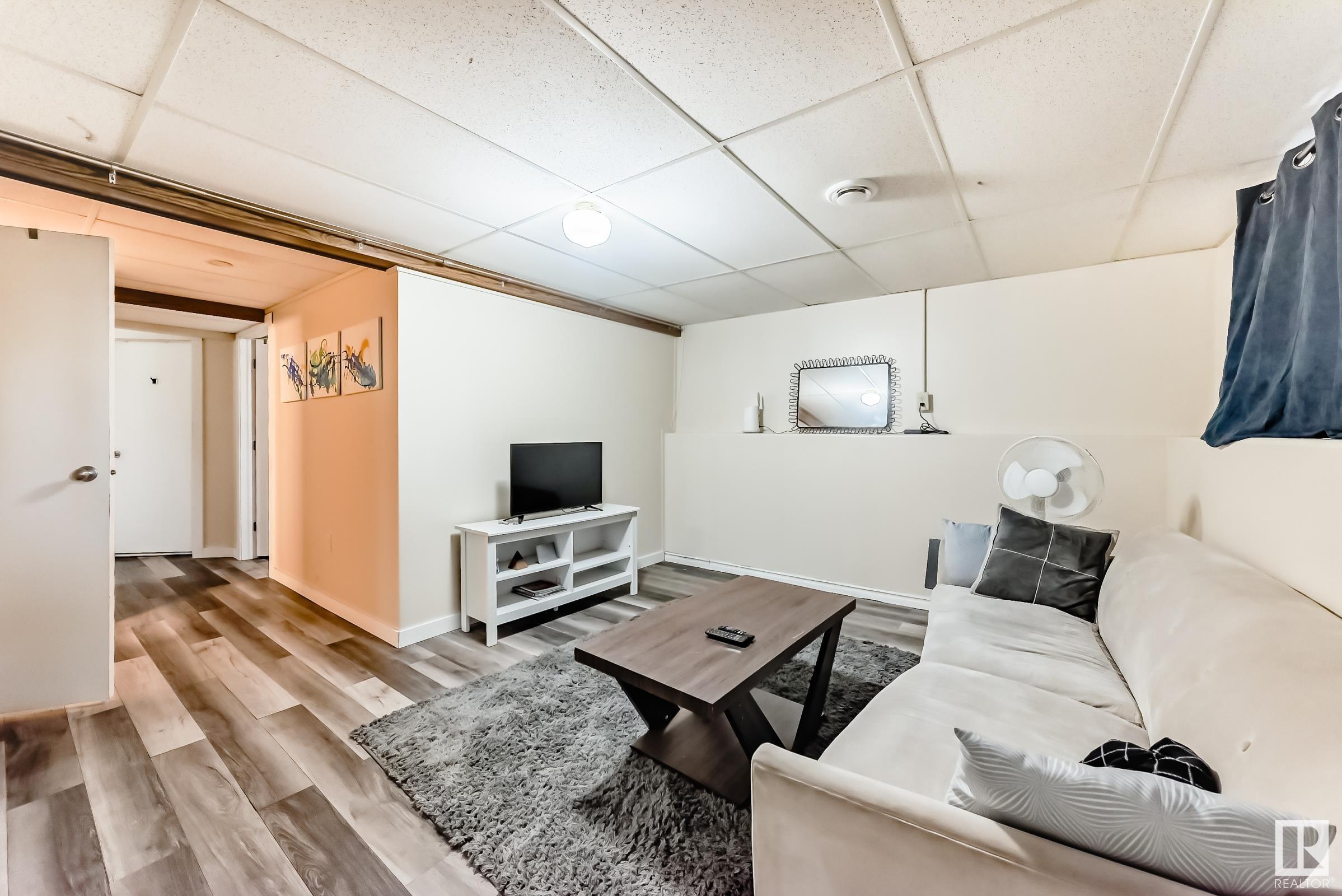 http://cdnparap120.paragonrels.com/ParagonImages/Property/p12/RAE/225343033/20/0/0/9f6c20177a2bd2bdf5e2efb12929d1ac/1/510c3ff6b5f0a00f1335bdacd72d1e7d/225343033-d2ce65cd-13cf-40aa-a697-87603482ee06.JPG