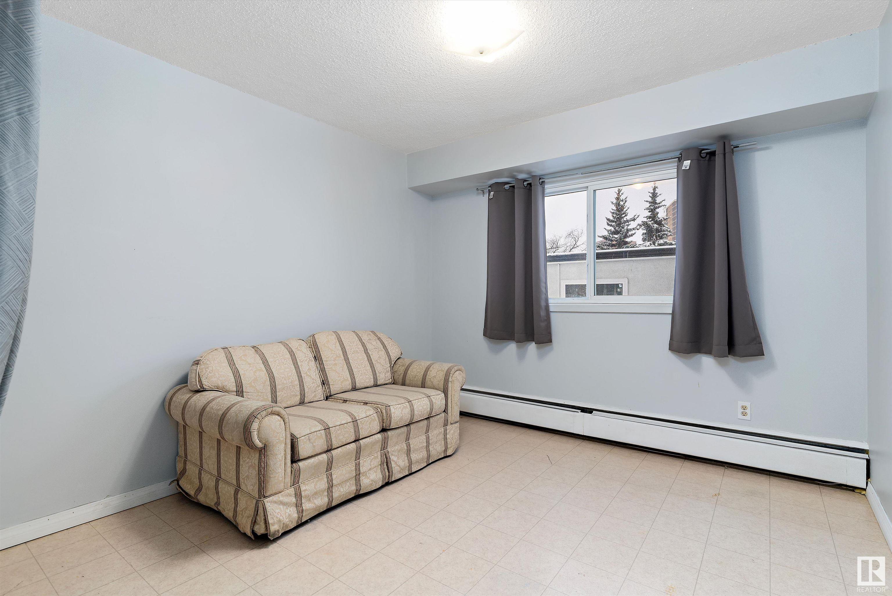 http://cdnparap120.paragonrels.com/ParagonImages/Property/p12/RAE/225343222/13/0/0/175e13cb4ec9b34ec905b17f87c1605e/1/6b1f3cf2407e992f274de4bb12c32cb5/225343222-2F2E32DF-B48E-4A12-9354-3831F67E688C.JPG
