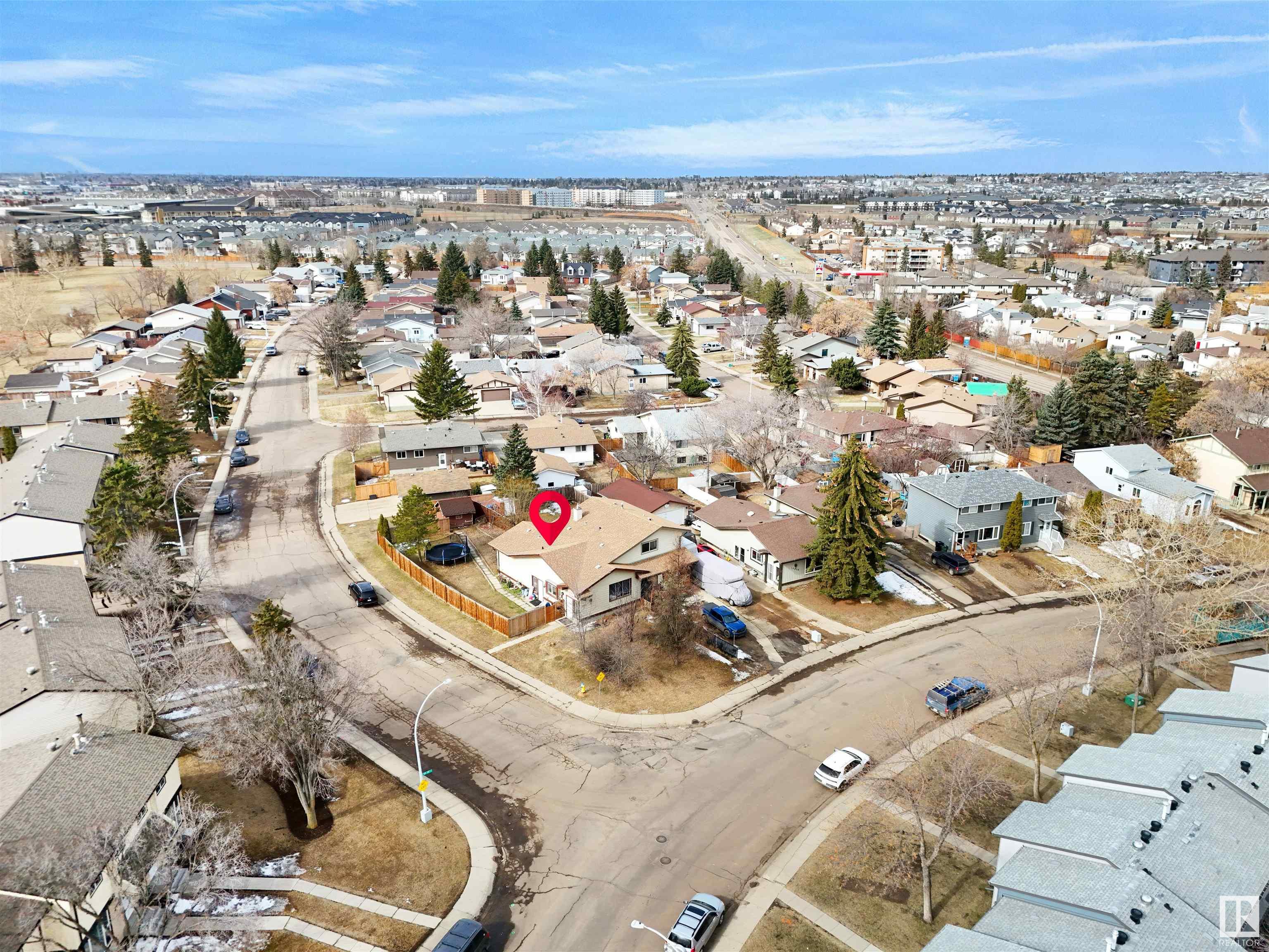 http://cdnparap120.paragonrels.com/ParagonImages/Property/p12/RAE/225343296/43/0/0/4cea8b220df8c52429f236c99ed7ddb9/1/8ed2f519fd54f42e611401b54e6133e1/225343296-ffb6595b-e446-4507-aa05-b316c5acc6d7.JPG