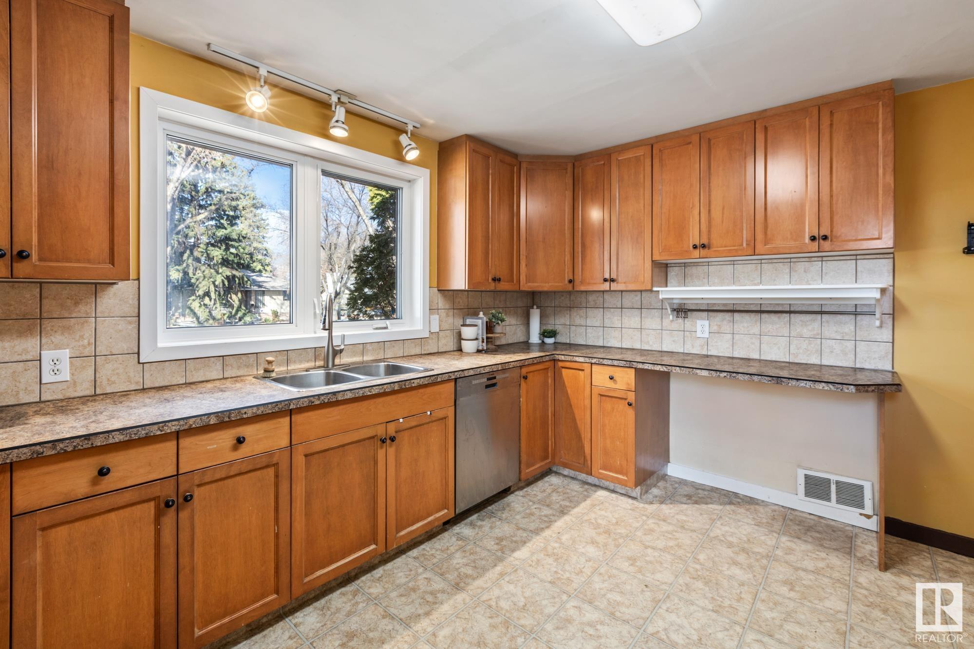 Photo 16 at 9513 81 Street Nw, Holyrood, Edmonton