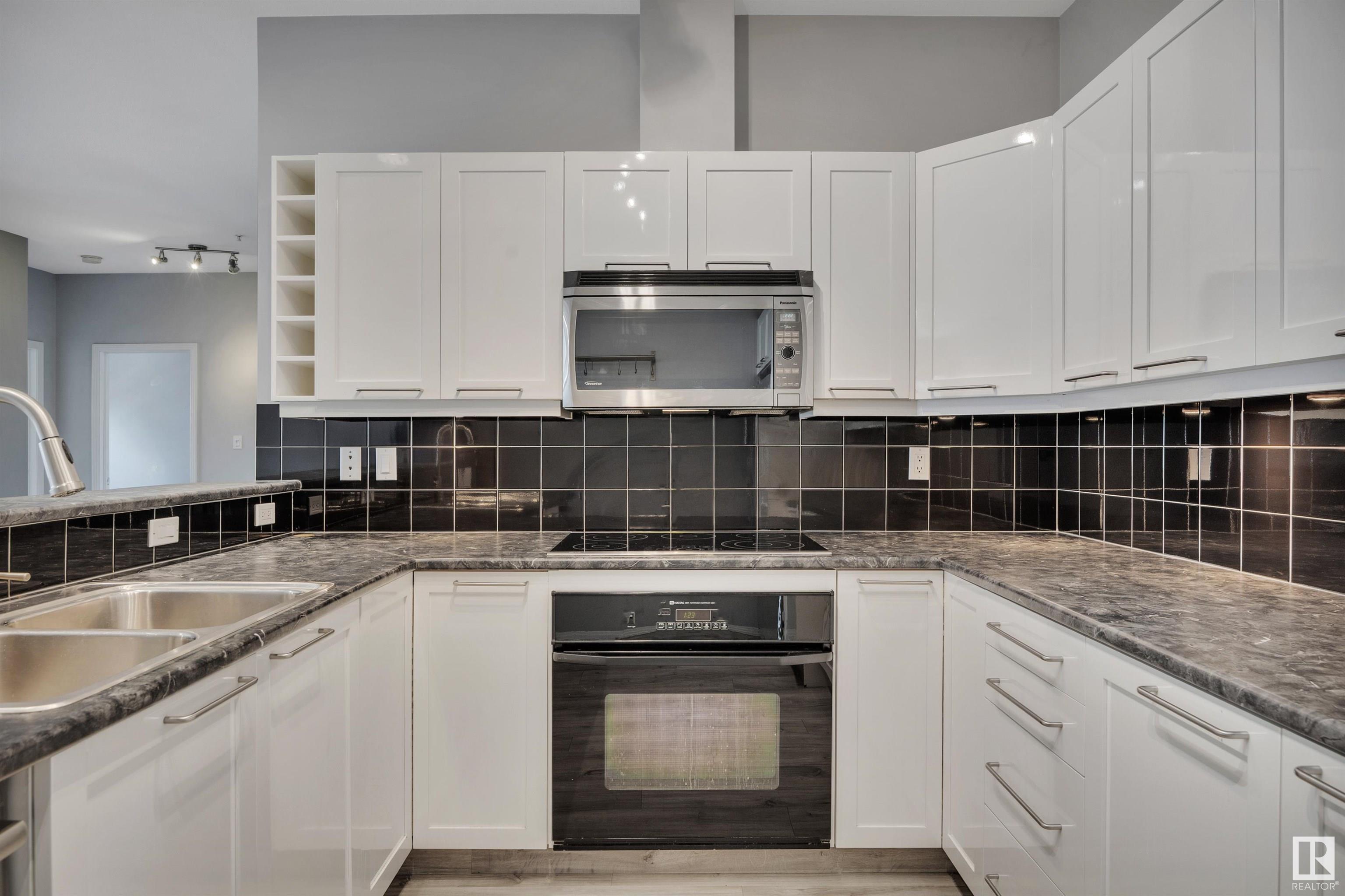 Photo 8 at 413 - 10033 110 Street Nw, Wîhkwêntôwin, Edmonton