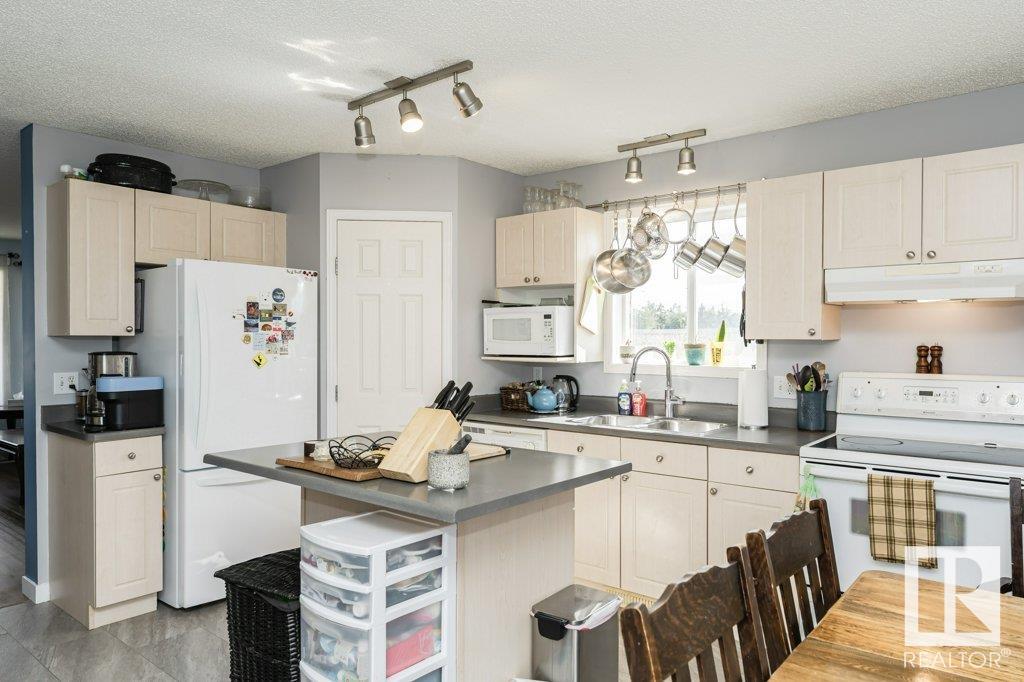 Photo 19 at 4403 150 Avenue Nw, Miller, Edmonton