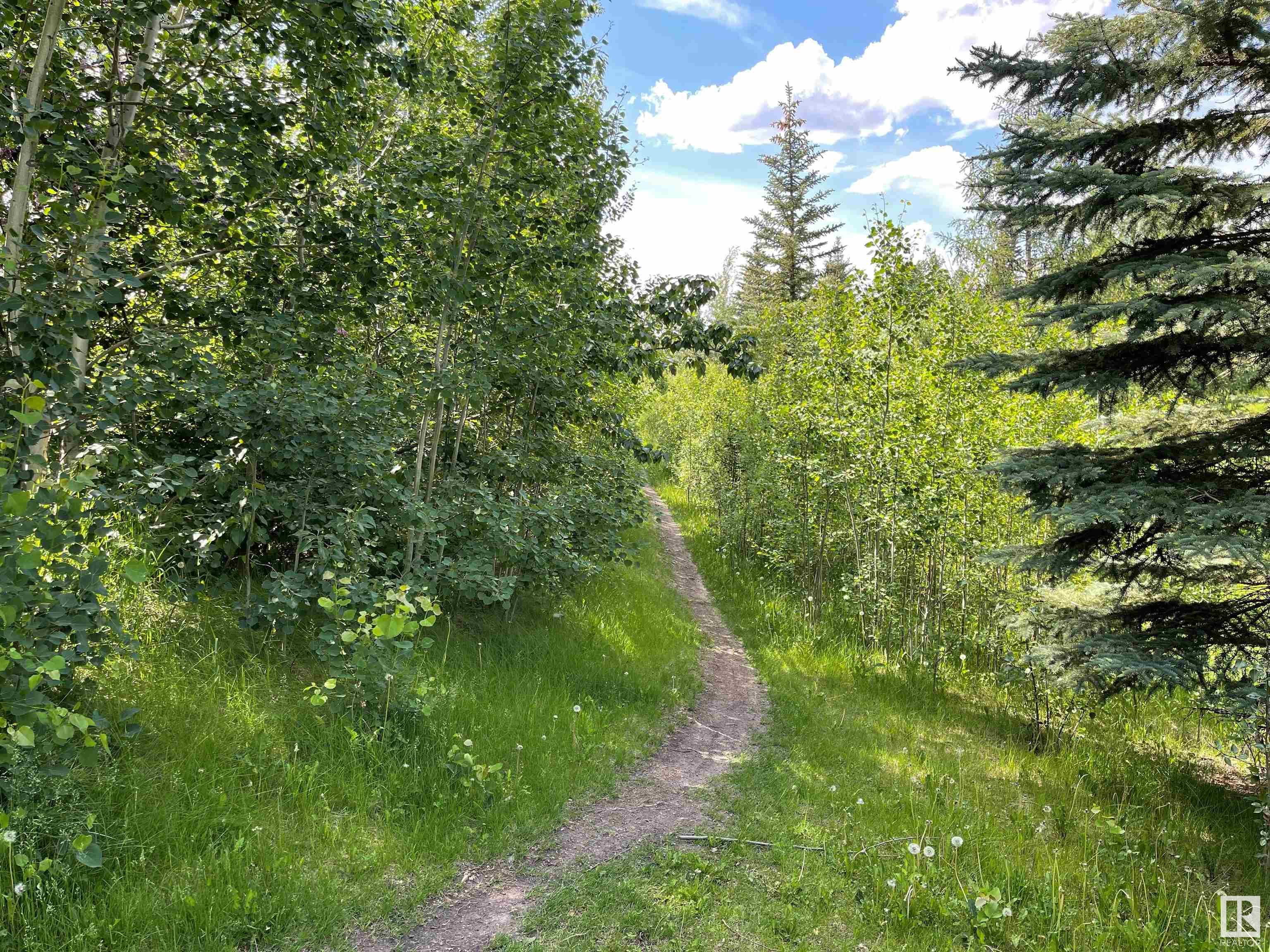 http://cdnparap120.paragonrels.com/ParagonImages/Property/p12/RAE/225349388/53/0/0/76bc41b9a0eb2fa0e44dfed8214e7800/1/57747f002fae004135449a0497b62600/225349388-c40e1c58-b361-4a04-8509-7c91eb29d31c.JPG