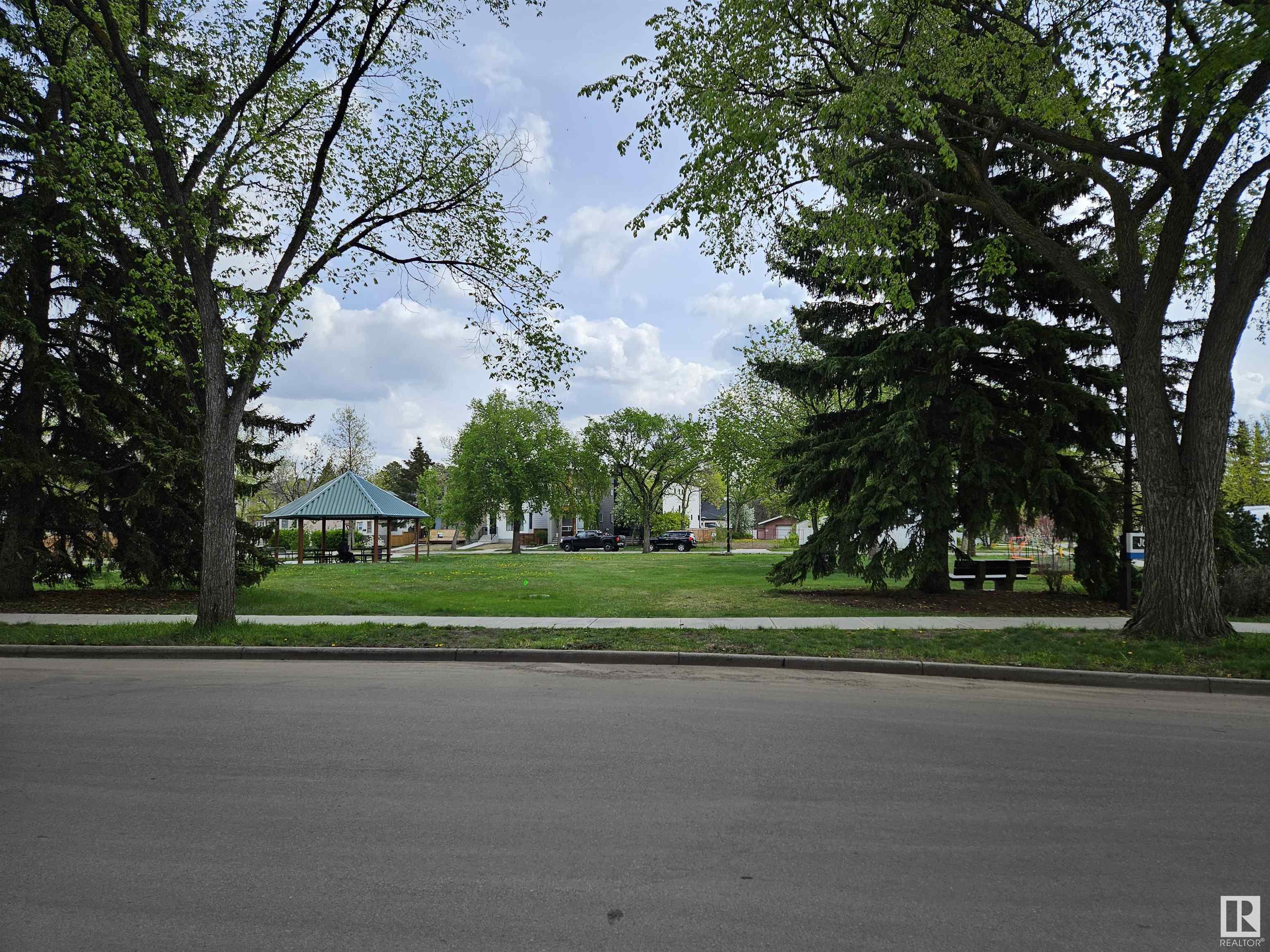 http://cdnparap120.paragonrels.com/ParagonImages/Property/p12/RAE/225350393/1/0/0/c6236a5a5fb97875a00118b7e31e97d1/1/38778529b3bce97948d199fe77df8a39/225350393-d41fb916-e06d-4e02-85e8-9492689274b2.JPG