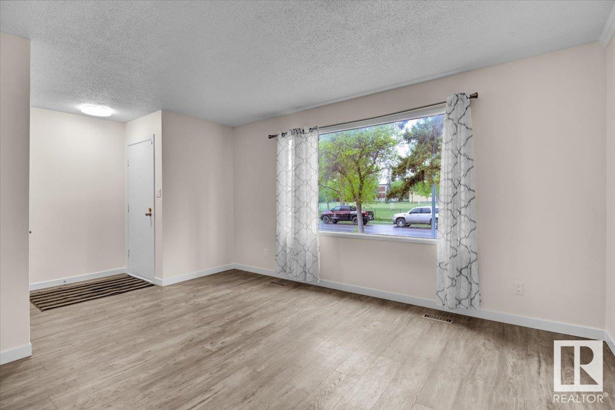 http://cdnparap120.paragonrels.com/ParagonImages/Property/p12/RAE/225350431/6/0/0/afe68c5a836d116da026c0cf8d7ad92b/1/c564f958e1a9f964bb82df4643cb8d31/225350431-1884ae85-66f7-42c2-9f44-ce04b3aff636.JPG