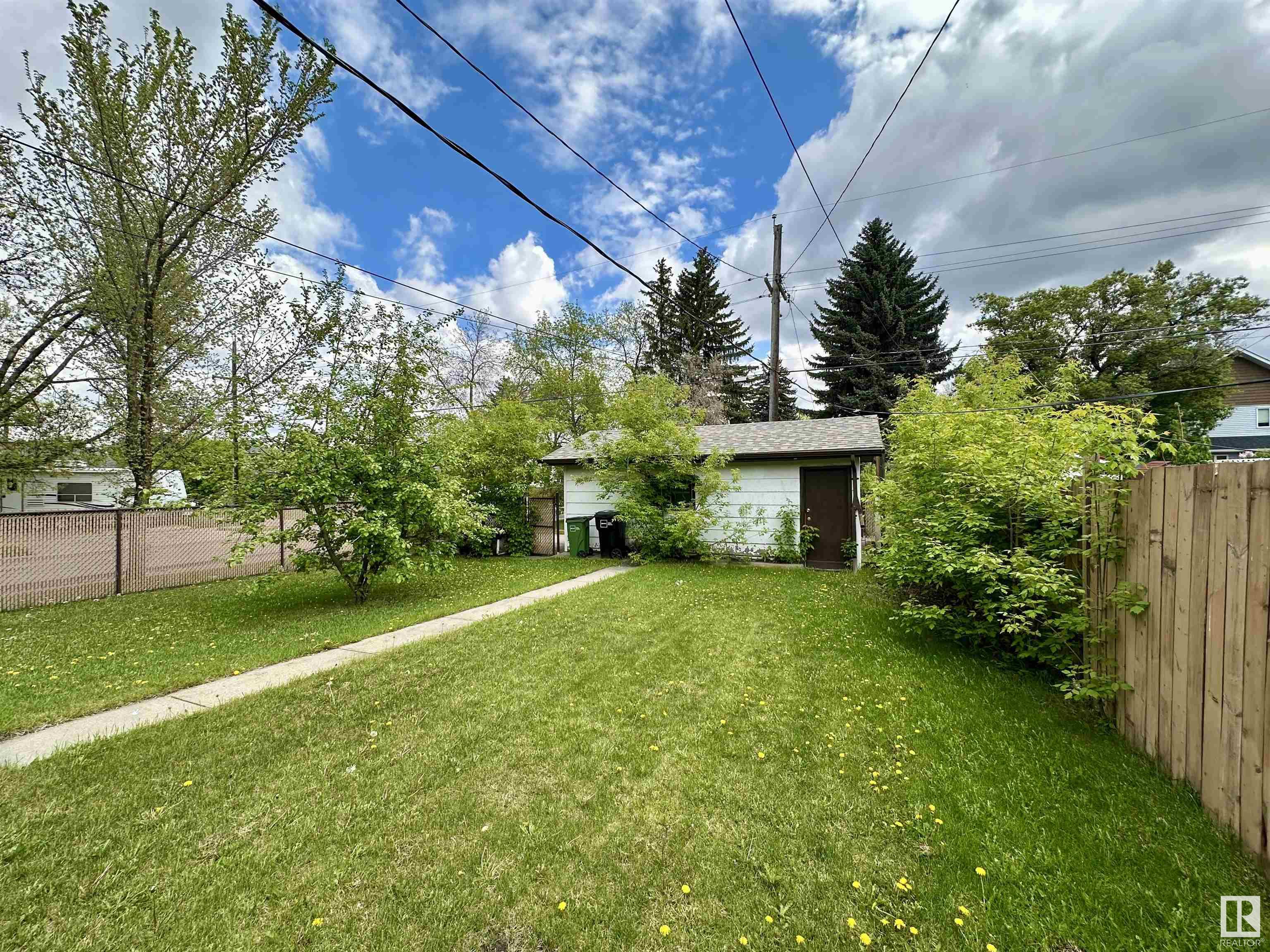 http://cdnparap120.paragonrels.com/ParagonImages/Property/p12/RAE/225351038/9/0/0/74eef92622ccb8bd12121fc65bfefa3c/1/f79bc05cce4ee9a4a95b06564a33fd3c/225351038-7b005a63-a2dd-4158-89cf-d6d32d6b76a2.JPG