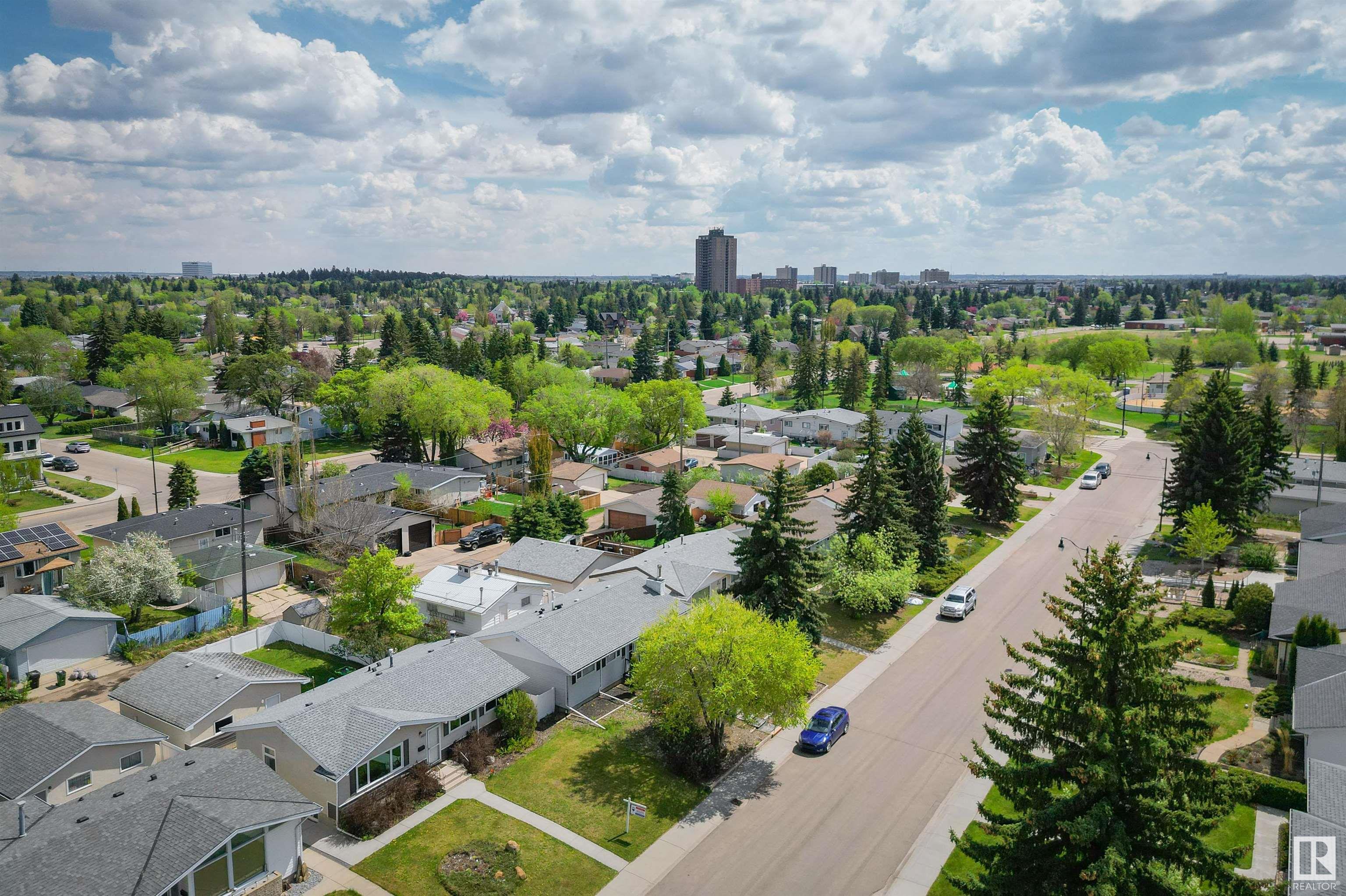 http://cdnparap120.paragonrels.com/ParagonImages/Property/p12/RAE/225351602/49/0/0/f1407abe845b33a4d01ae16c3334d5c4/1/1a52de7ee4ae2b2bcf6d3a3030b47887/225351602-7282CAF1-EB31-413F-9427-50AF28584756.JPG