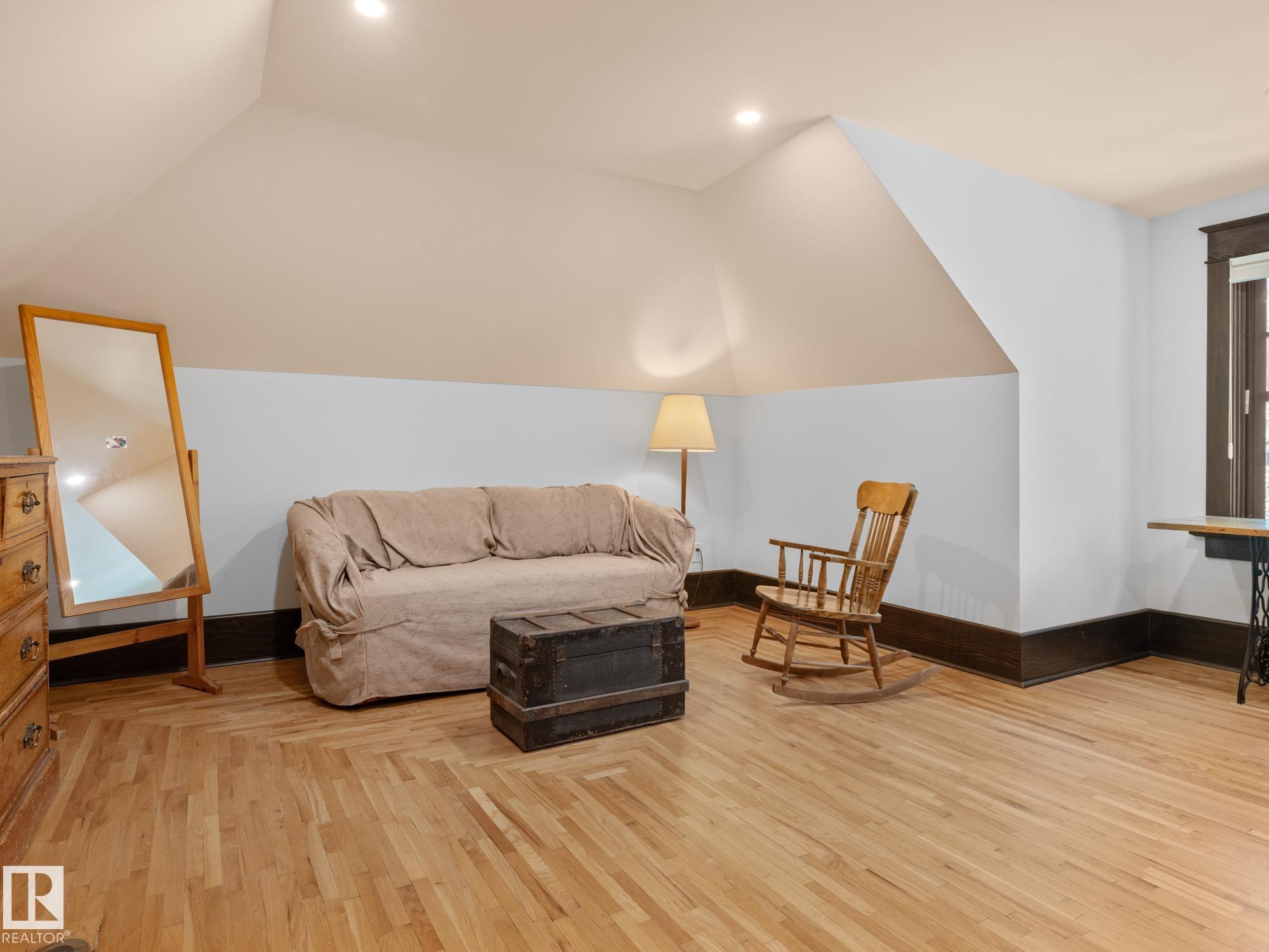 Photo 33 at 10317 Villa Avenue NW, Westmount, Edmonton