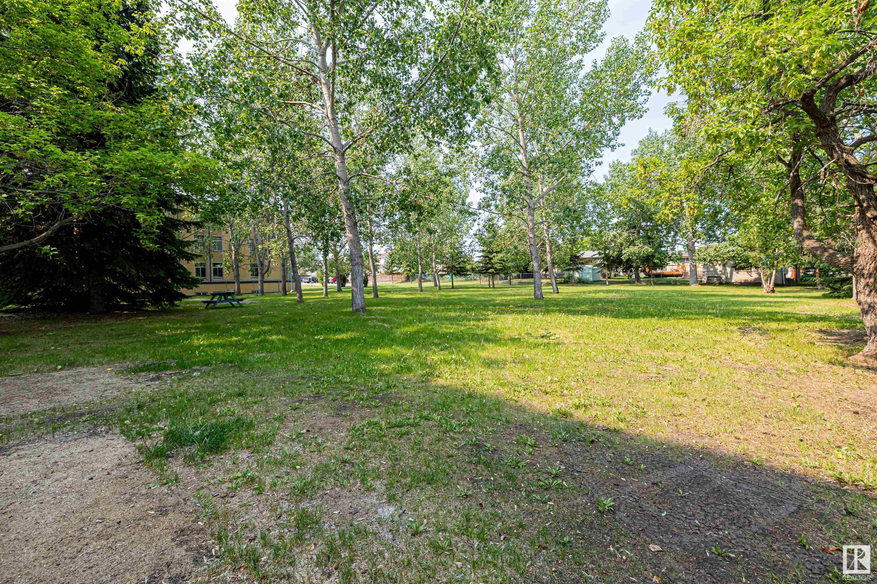 http://cdnparap120.paragonrels.com/ParagonImages/Property/p12/RAE/225353753/33/0/0/b760c77f32319a1012494752c0aa1fb3/1/a23a8b0397c1201843c99fb2129ce158/225353753-c12f46a2-bdd4-47e0-a199-18a4878d30b6.JPG