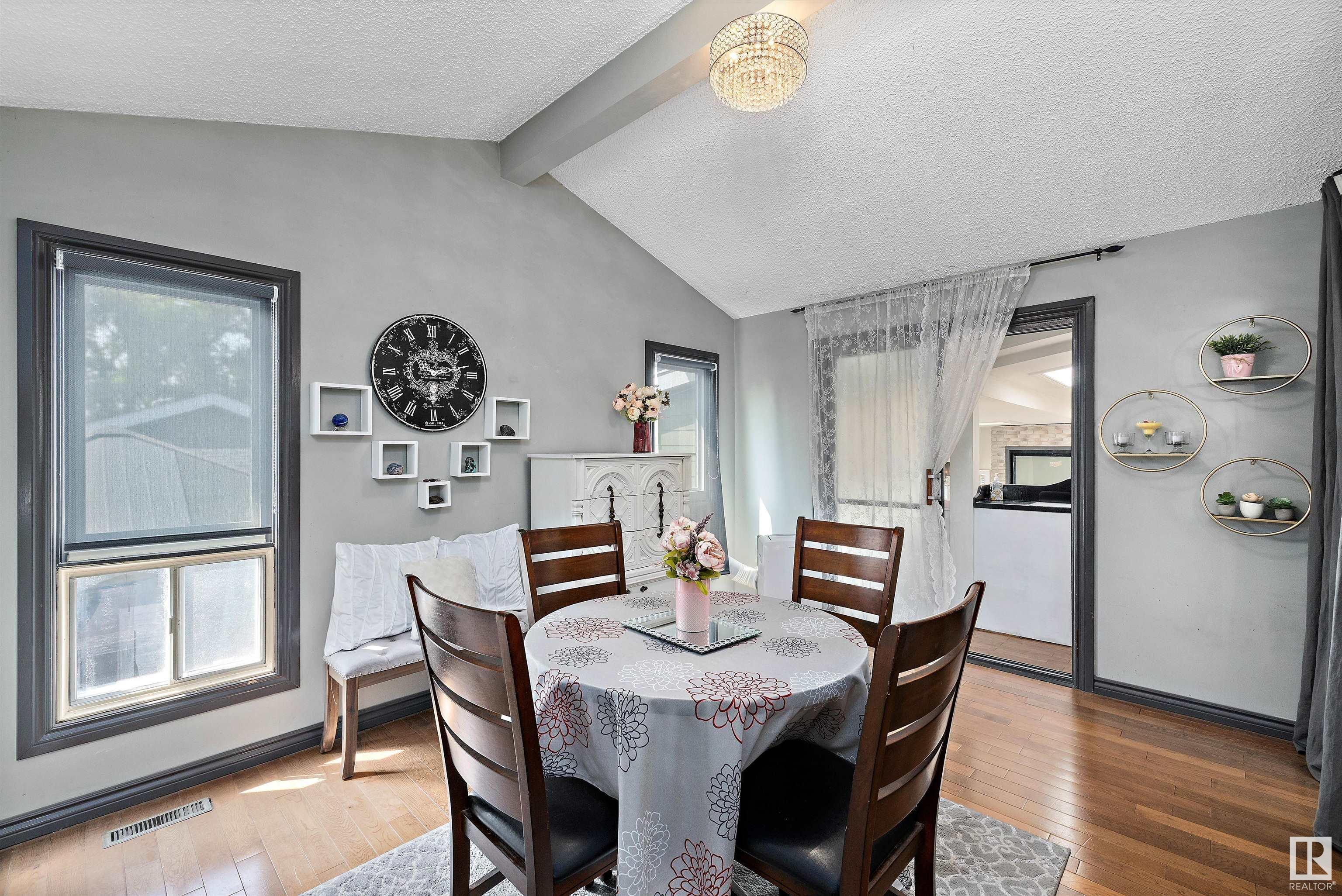 http://cdnparap120.paragonrels.com/ParagonImages/Property/p12/RAE/225353812/27/0/0/066dd329e00370ed77fb9deb2a80889e/1/b72454540ddde5a006ce0391c988f5f3/225353812-a8b0b0e0-eea7-4920-b9c4-73db5d1d0920.JPG