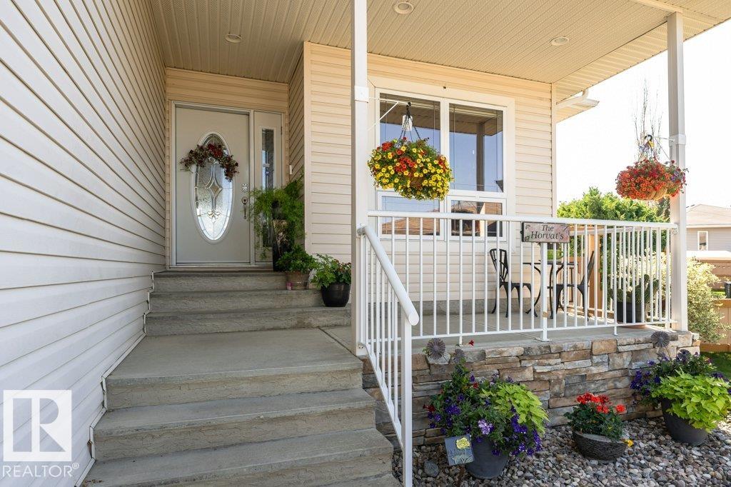 Photo 3 at 6 Woods Court, Windrose, Leduc