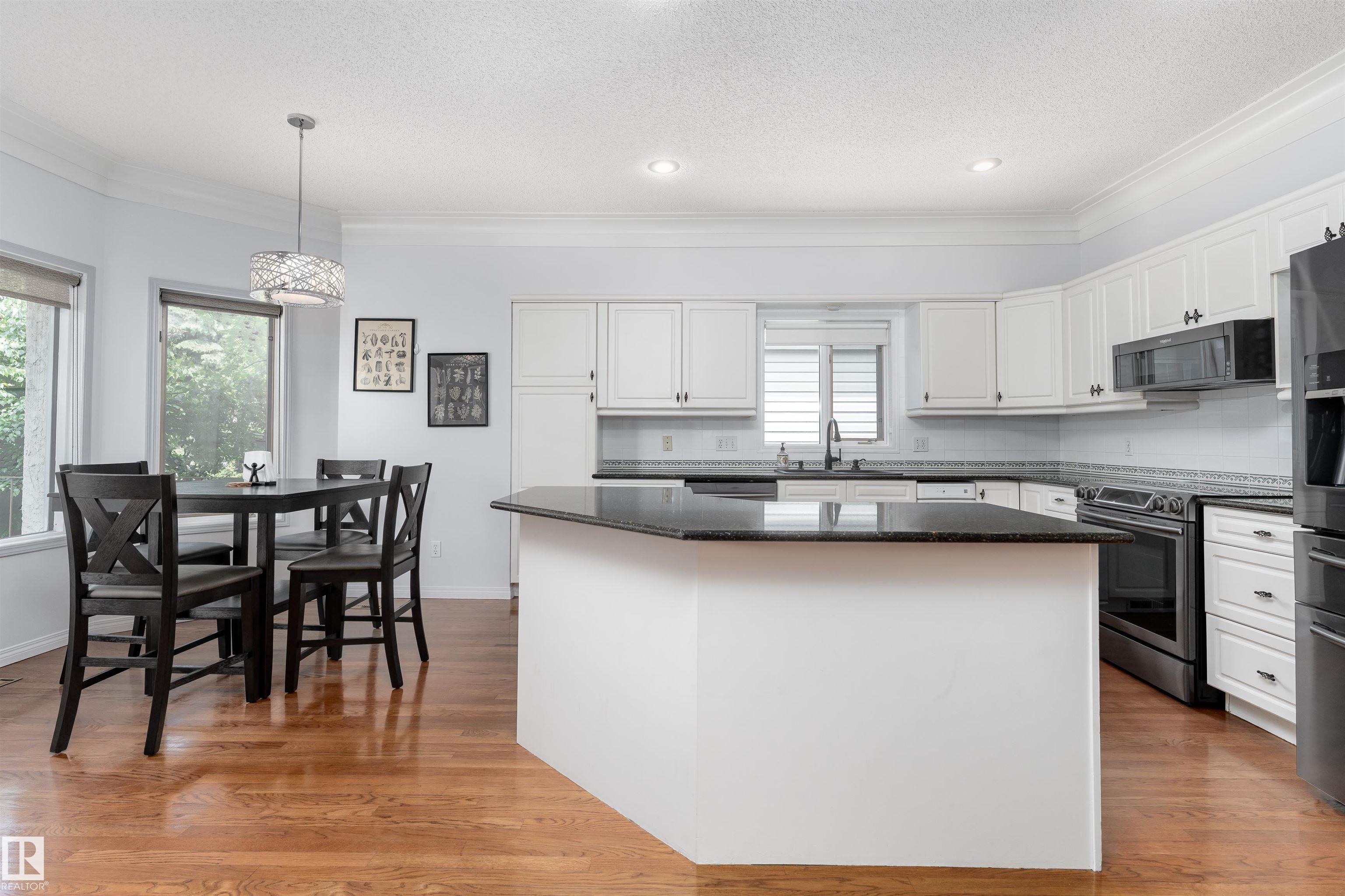 Photo 13 at 10 Stoneshire Manor, Stoneshire, Spruce Grove