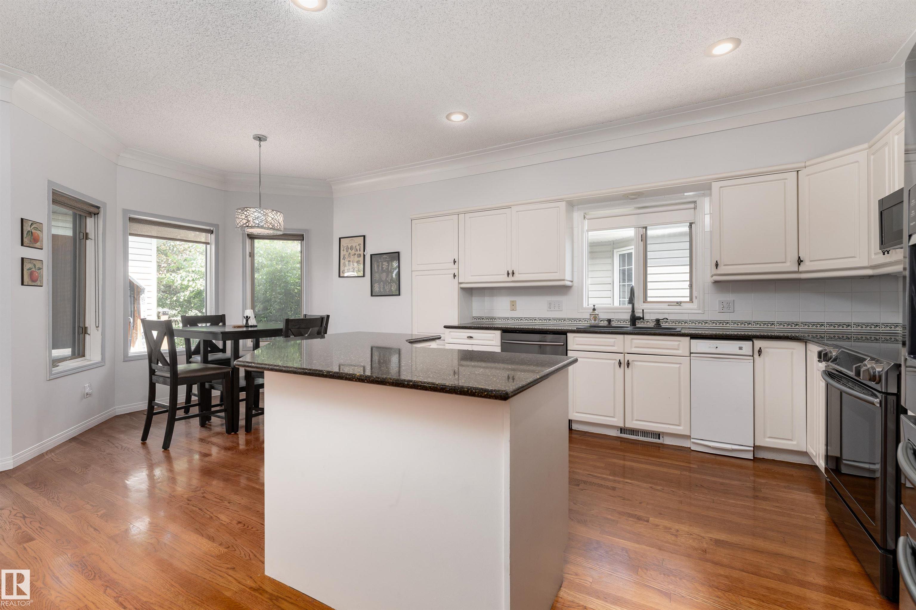 Photo 22 at 10 Stoneshire Manor, Stoneshire, Spruce Grove