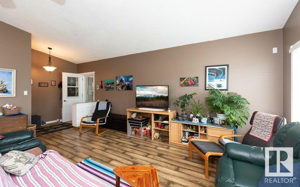 http://cdnparap120.paragonrels.com/ParagonImages/Property/p12/RAE/225356421/20/0/0/3ef5fcfb4cd1c62e124f1c7dc4414669/1/084094603382b21adfe9db8a1a28c4cb/225356421-5fa19804-cd1a-4e6e-b60c-b942d5668042.JPG