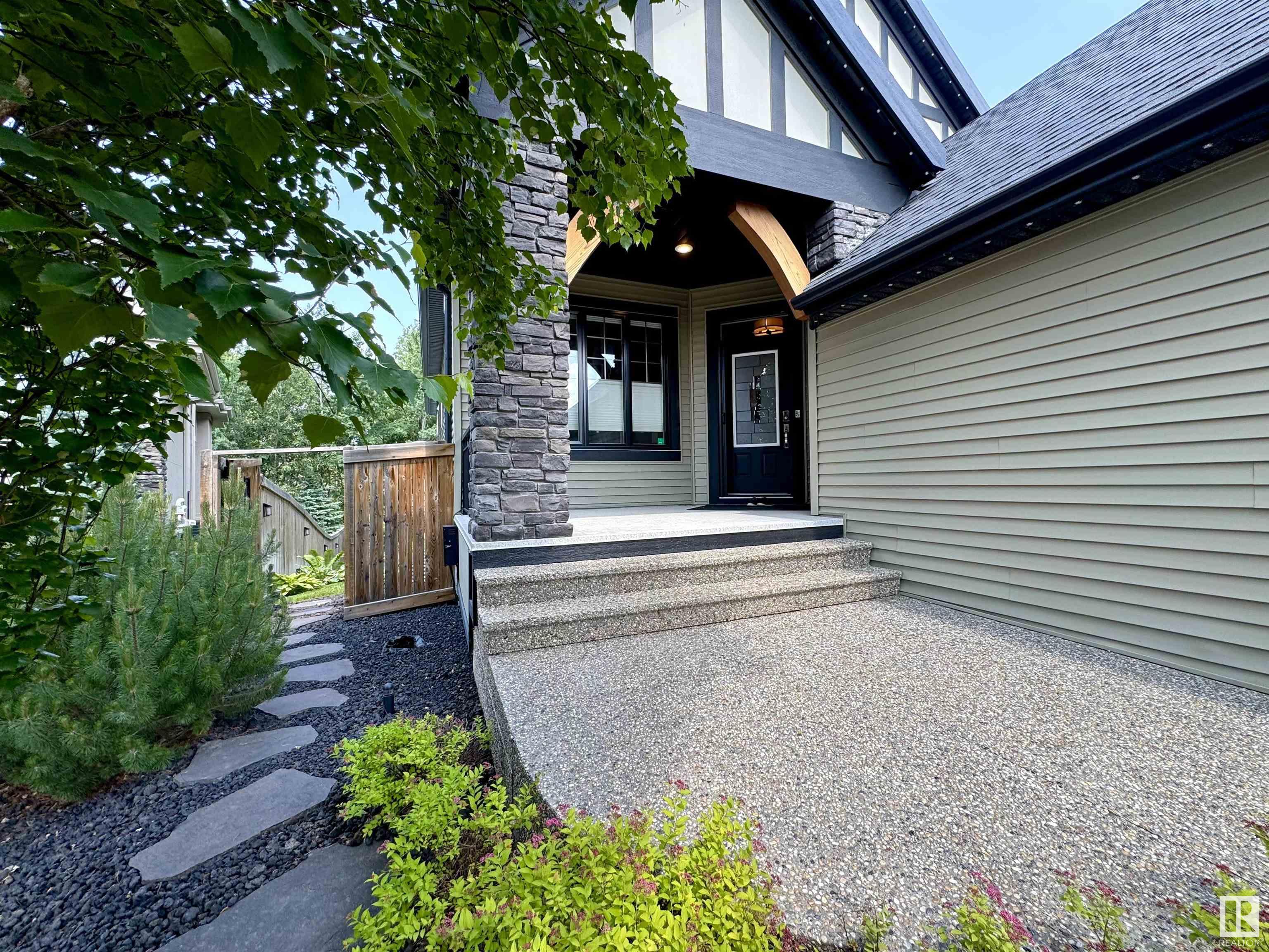 http://cdnparap120.paragonrels.com/ParagonImages/Property/p12/RAE/225356459/6/0/0/cbe2767504d72aa845c00967865ef4a5/1/3515fd3157c7f998c5557225cfb74320/225356459-17e71cbf-6db3-4911-8d99-ff0235b50381.JPG