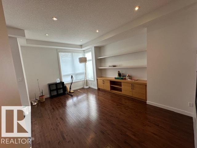 http://cdnparap120.paragonrels.com/ParagonImages/Property/p12/RAE/225356619/4/0/0/f532eae01351424676f402f2ef613e77/1/a0fb96c41c6e1bc4ba27a7aa625cdfe6/225356619-055bcb6a-02ab-4920-aa4a-a5560b885d9e.JPG