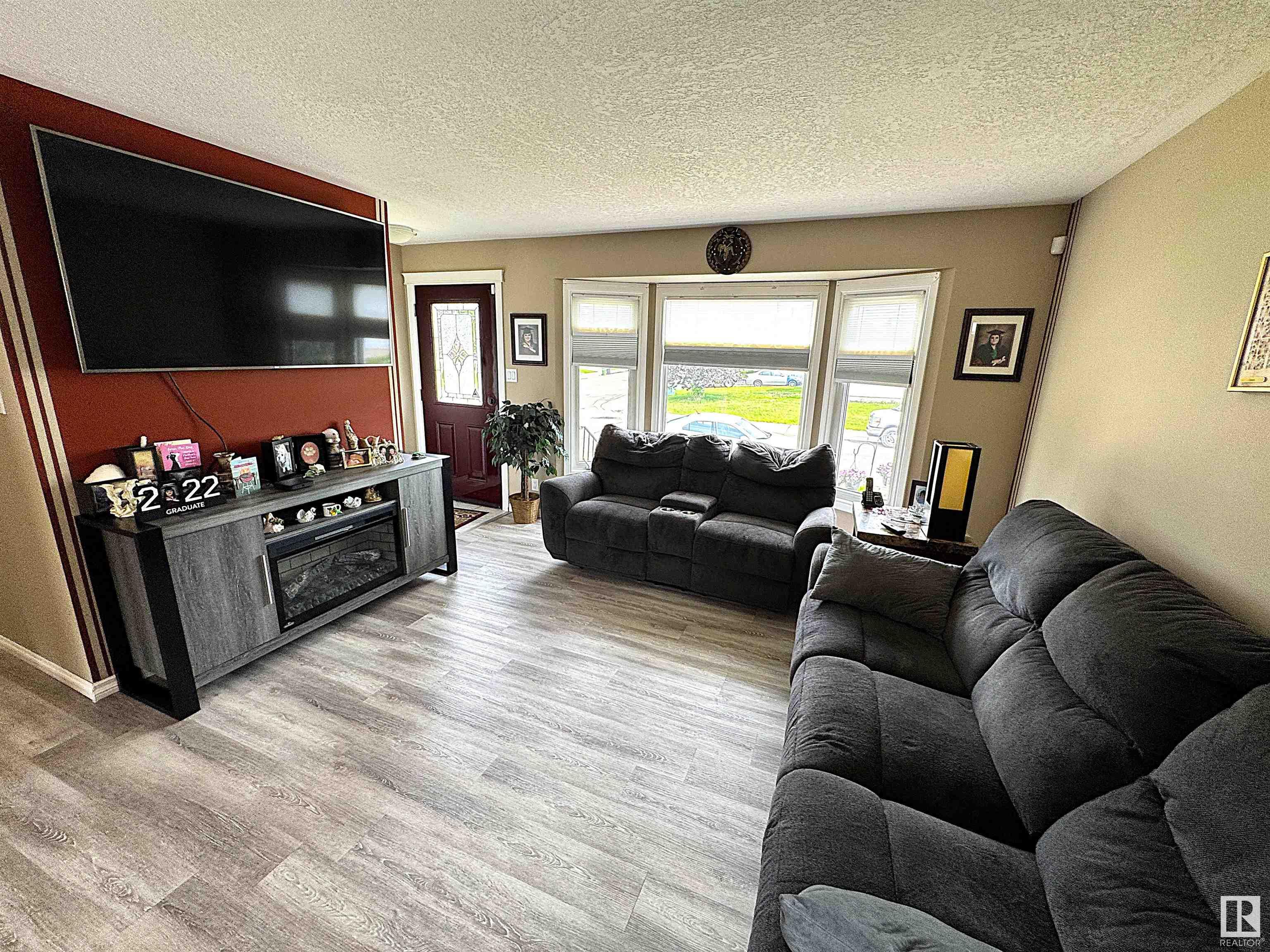 http://cdnparap120.paragonrels.com/ParagonImages/Property/p12/RAE/225356626/1/0/0/ffb5c9f9083e2f165a3c17df2a1e0e72/1/6d831ac35ab6ca0e4d20f3b89a880e2f/225356626-e491c110-abb4-4e9e-af4c-401362e6a688.JPG