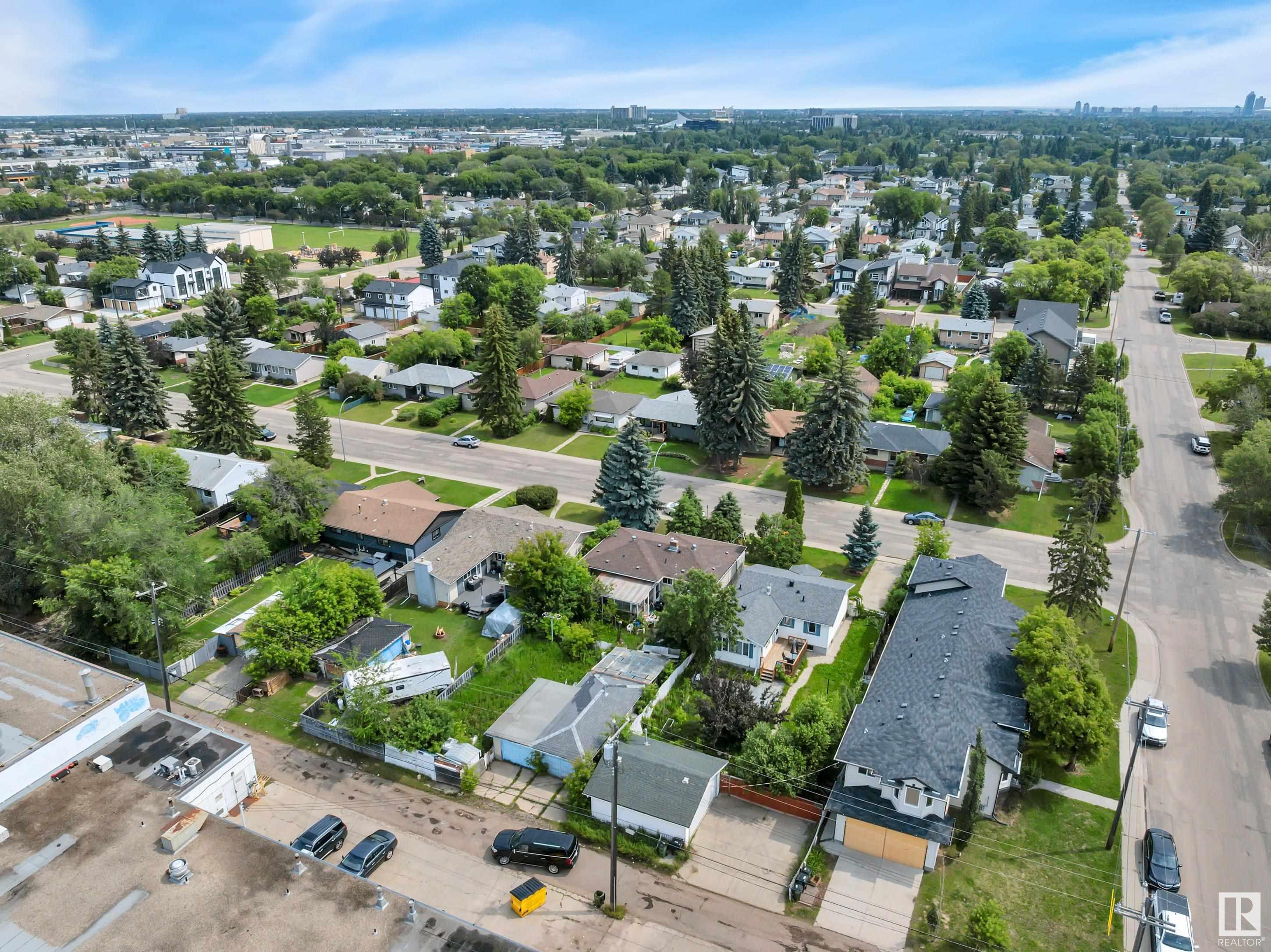 http://cdnparap120.paragonrels.com/ParagonImages/Property/p12/RAE/225357188/19/0/0/45b4181a6501d96820b0a01a1ce88caa/1/110ed0dde43c242f5f2aaa4cc86c768b/225357188-dfa5edef-099b-46f2-9388-1e943132befc.JPG