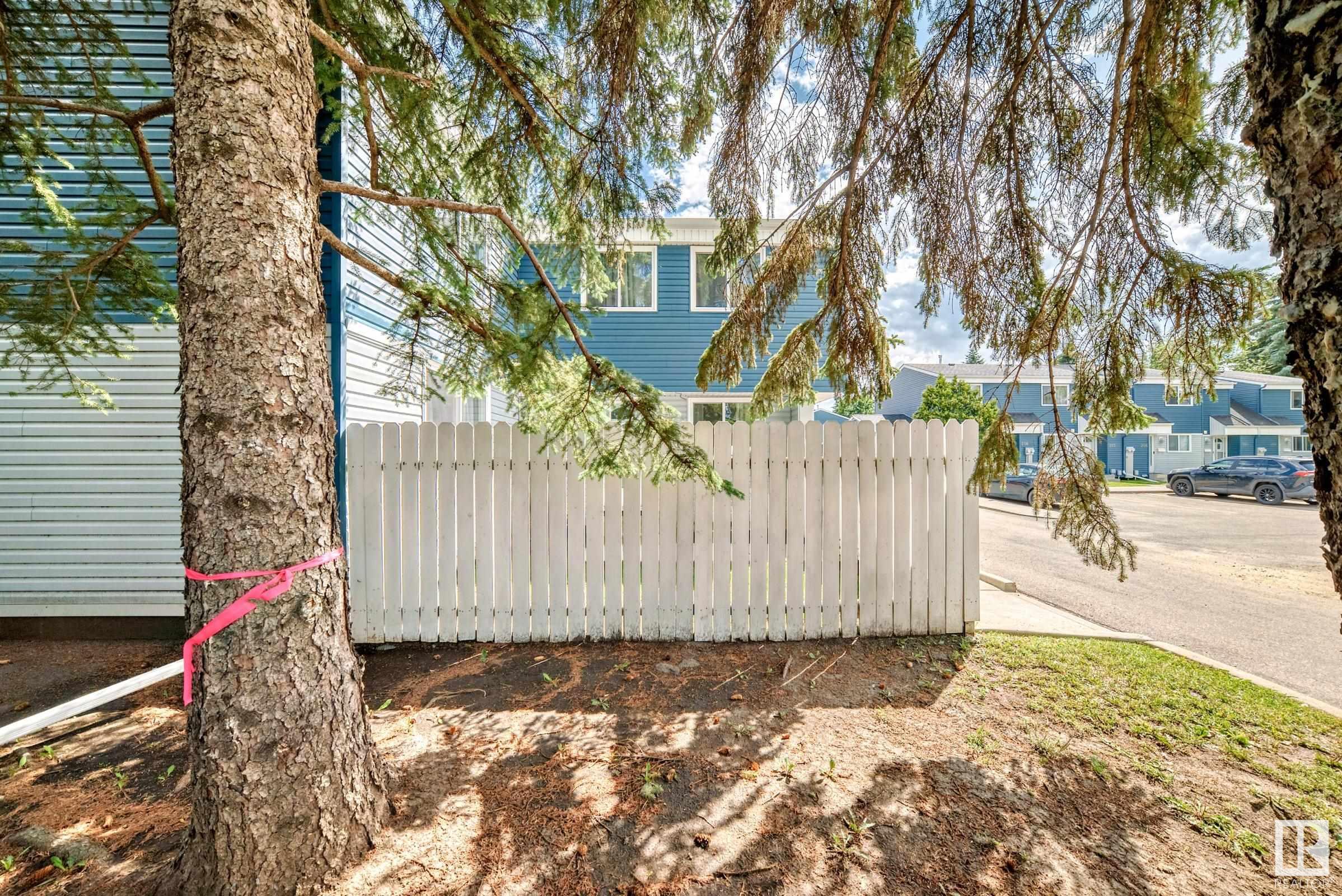 http://cdnparap120.paragonrels.com/ParagonImages/Property/p12/RAE/225357848/40/0/0/caa23d8b7f2b8466acb7424ed9301462/1/d0ff8f0e18cc6a85639fce8740f6713c/225357848-700002ca-2eb7-4222-a05a-da5fe426548c.JPG