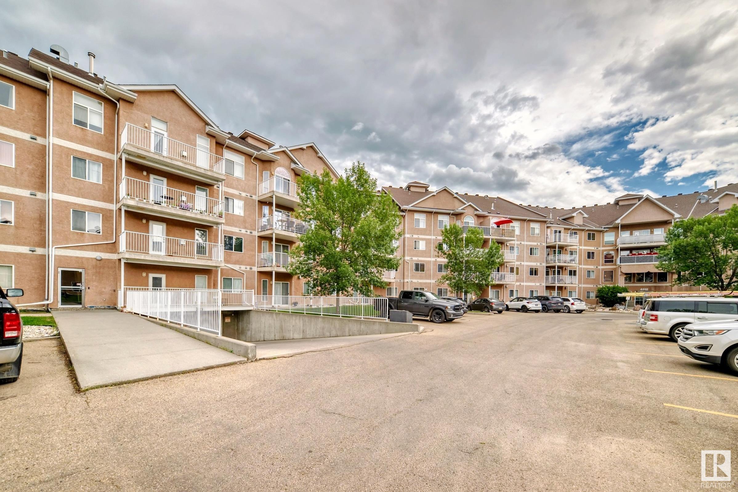 http://cdnparap120.paragonrels.com/ParagonImages/Property/p12/RAE/225358228/43/0/0/4db7ffdb86031bdef8cd0029cbe1a1aa/1/ae59b425a024e3ad351ffe3787c95491/225358228-d0768bad-9a9a-4338-89e2-94cde0d6d88a.JPG